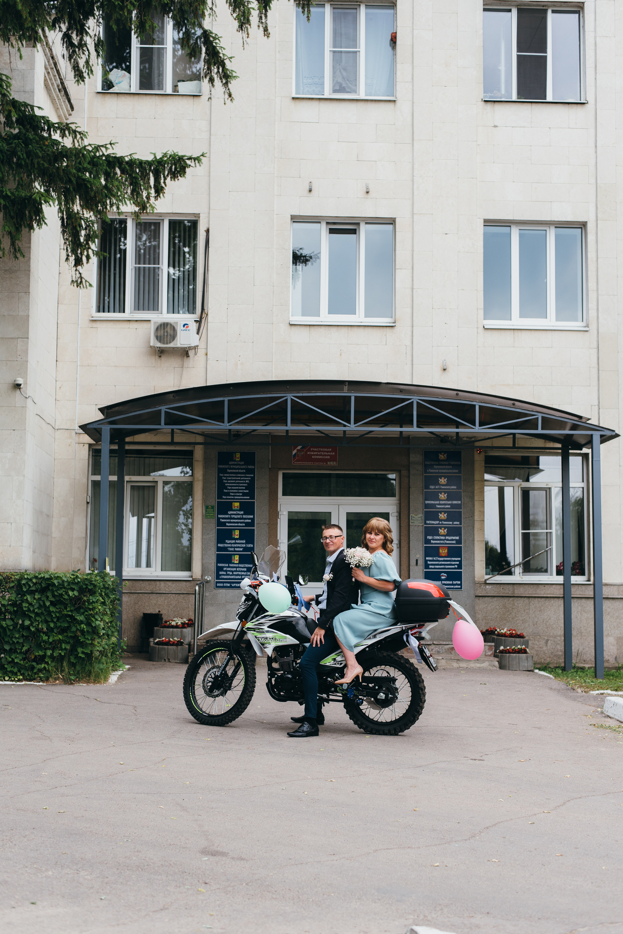 Свадебная прогулка в Рамони. Свадебный фотограф — фотограф на свадьбу в Воронеже — Свадебное фото