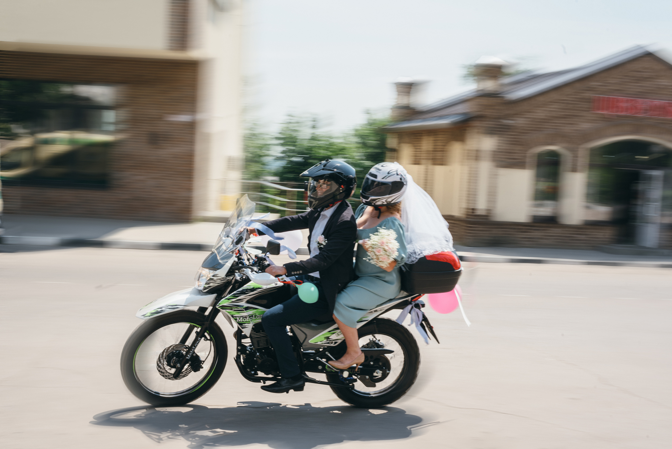 Свадебная прогулка в Рамони. Свадебный фотограф — фотограф на свадьбу в Воронеже — Свадебное фото