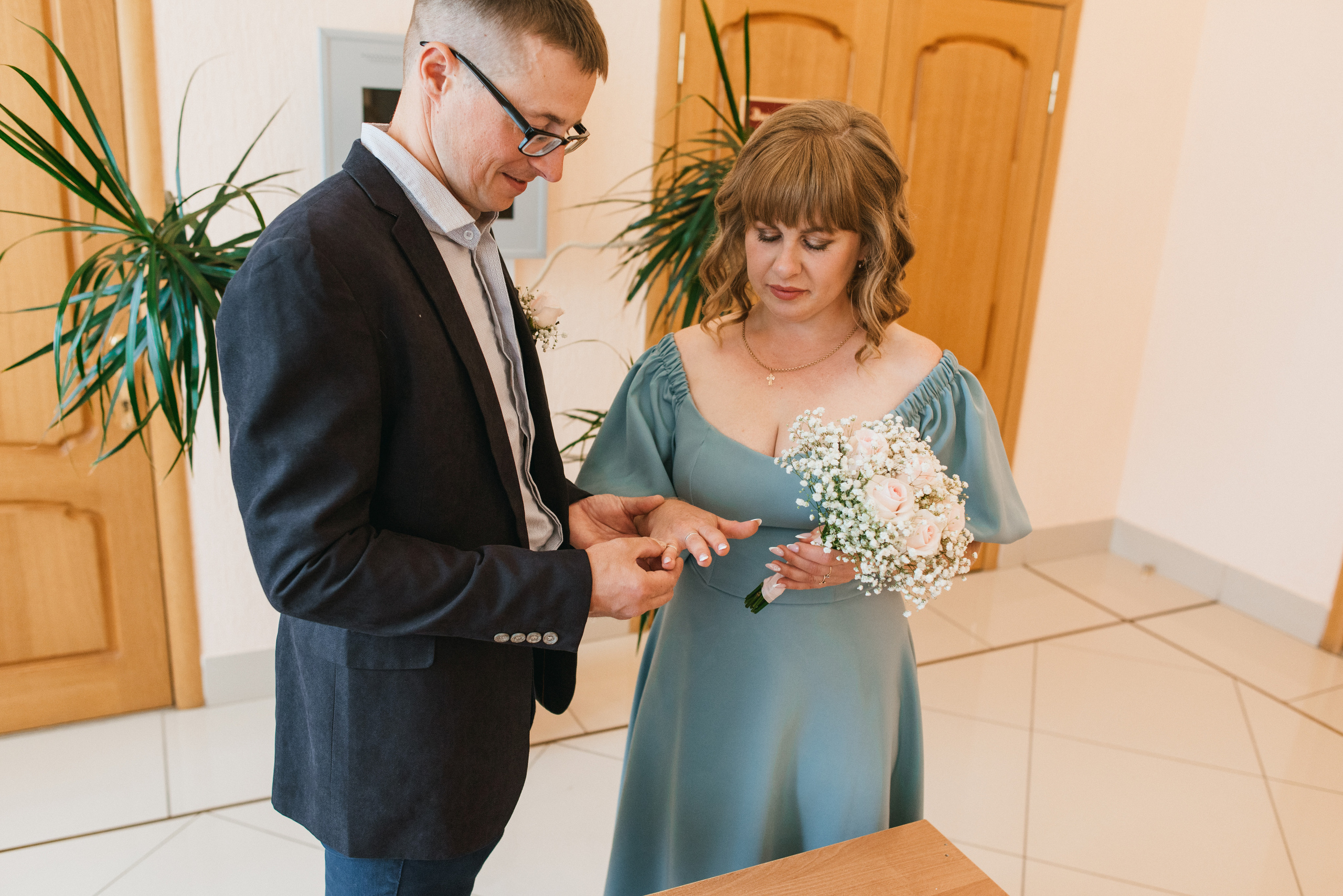 Свадебная прогулка в Рамони. Свадебный фотограф — фотограф на свадьбу в Воронеже — Свадебное фото