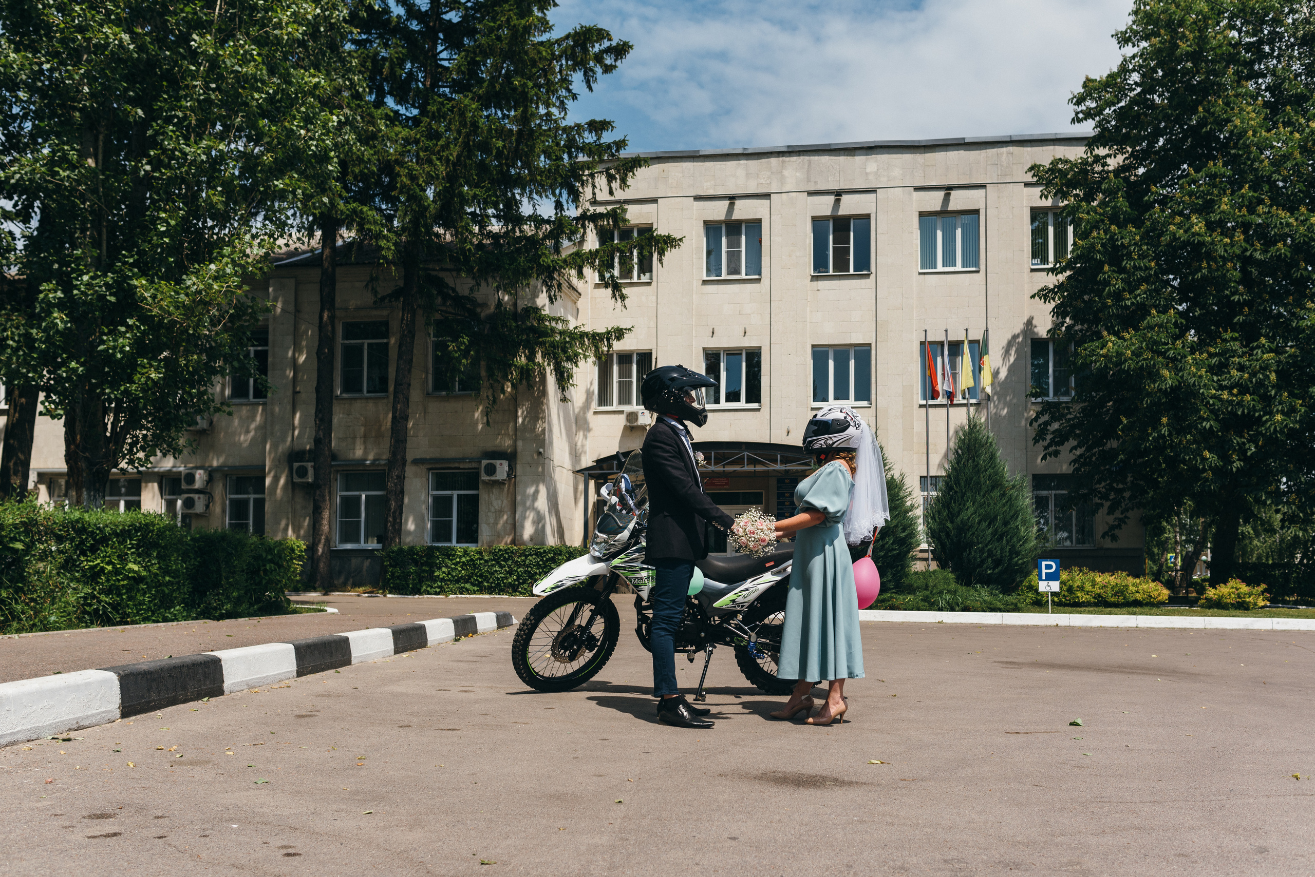 Свадебная прогулка в Рамони. Свадебный фотограф — фотограф на свадьбу в Воронеже — Свадебное фото