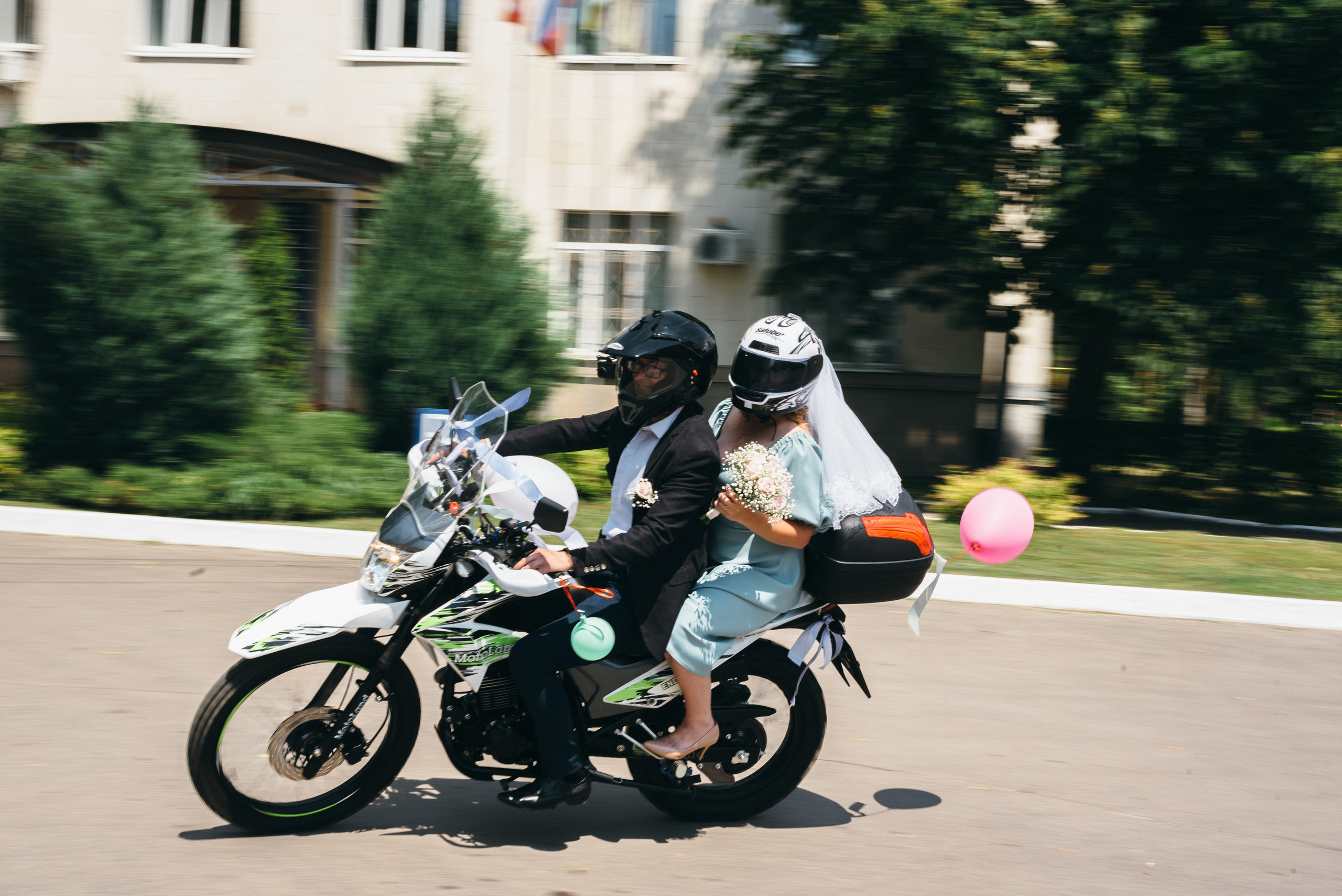 Свадебная прогулка в Рамони. Свадебный фотограф — фотограф на свадьбу в Воронеже — Свадебное фото