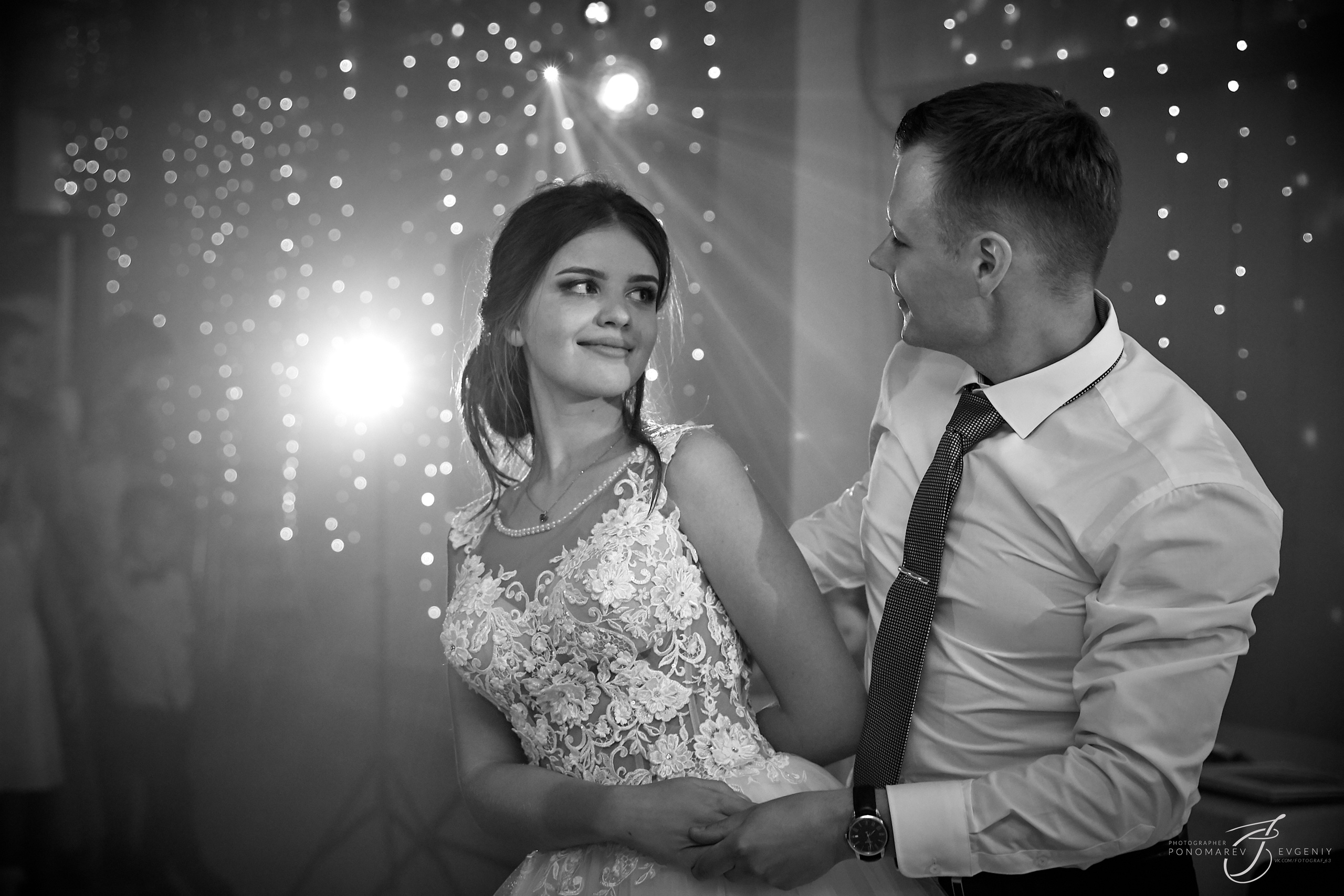 молодожены черно-белое фото
