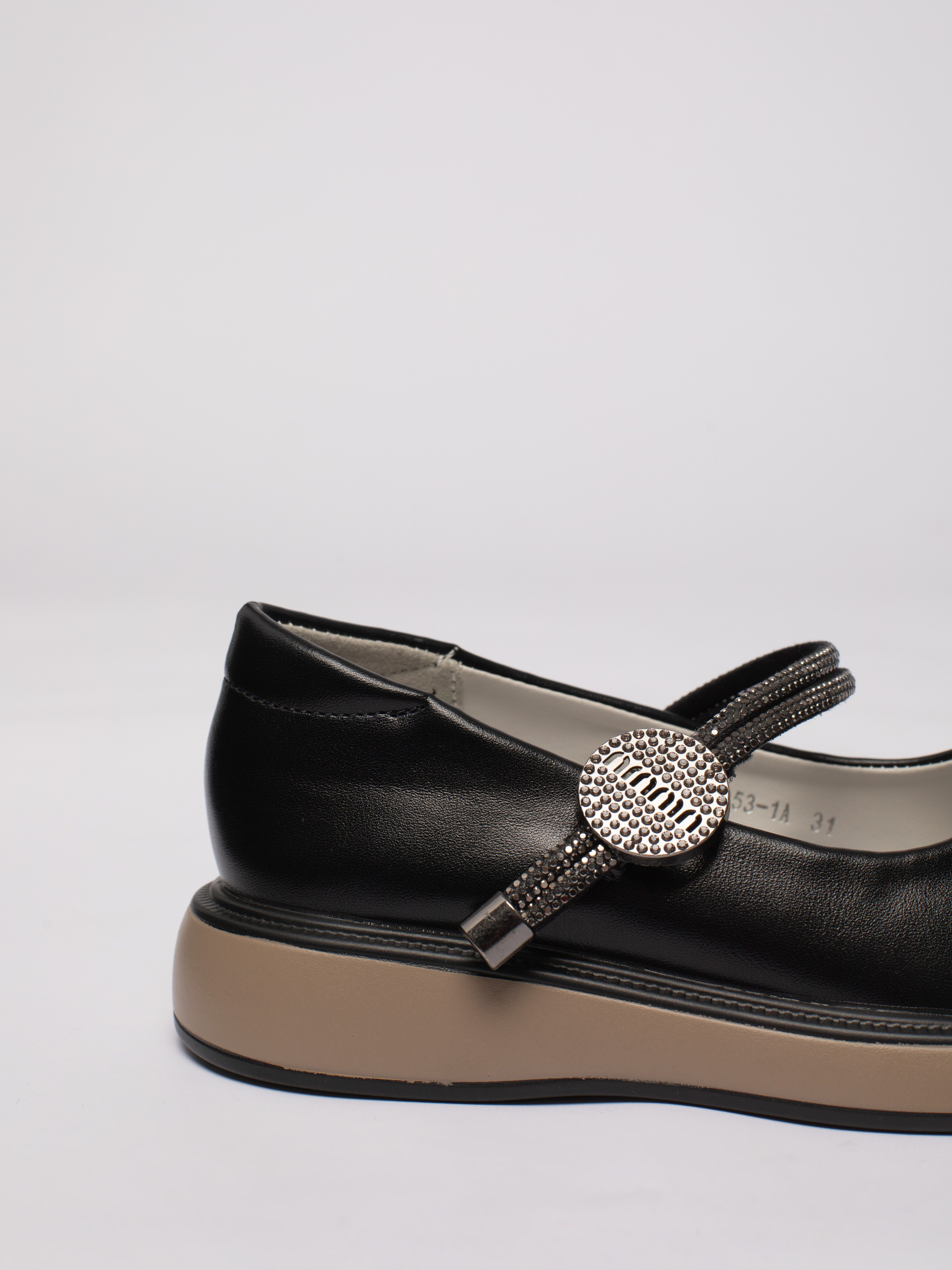 Школьные туфли. Фотостудия предметной и модельной съёмки для маркетплейсов