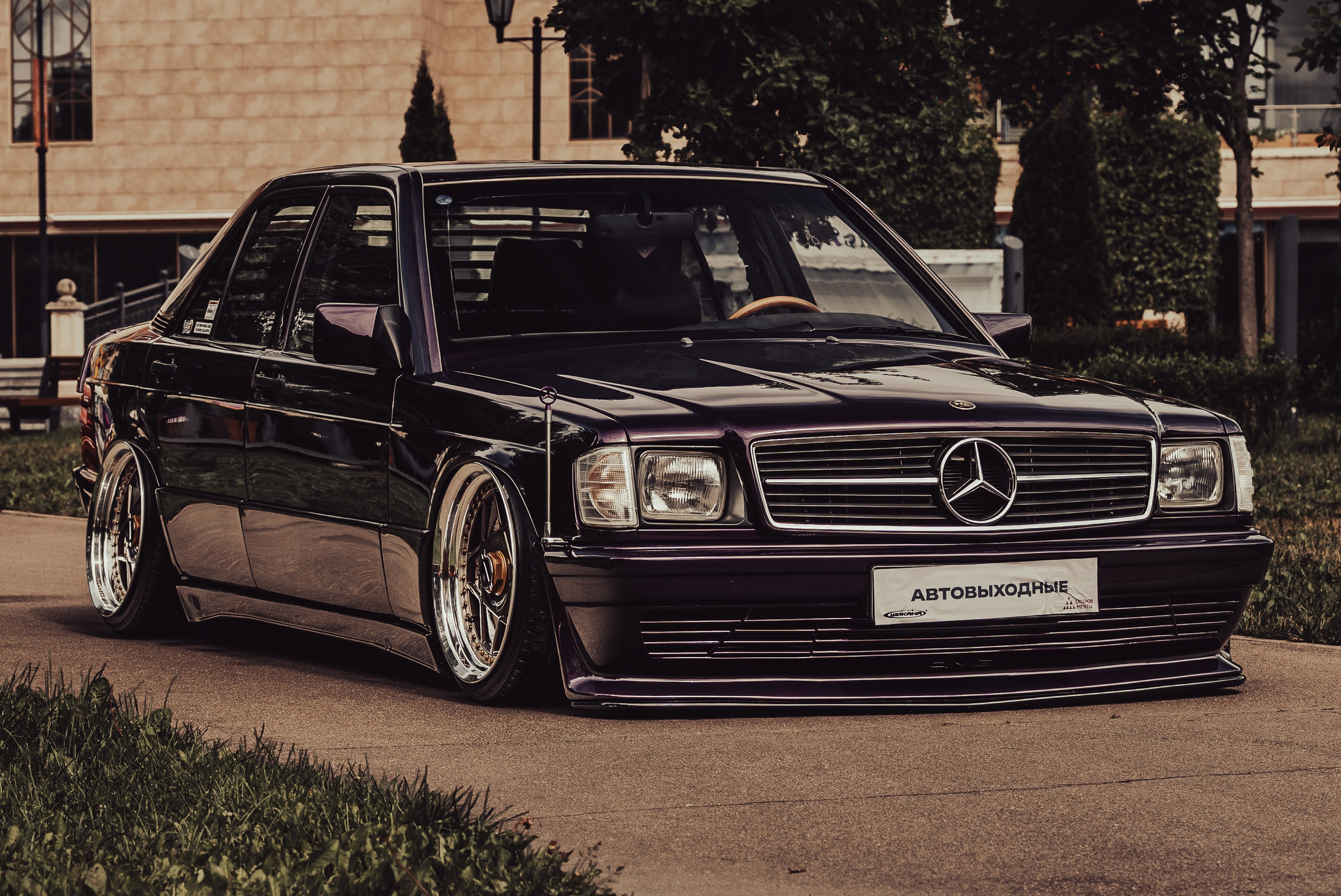 Mercedes-Benz 190E W201 в stance-стиле, передний ракурс