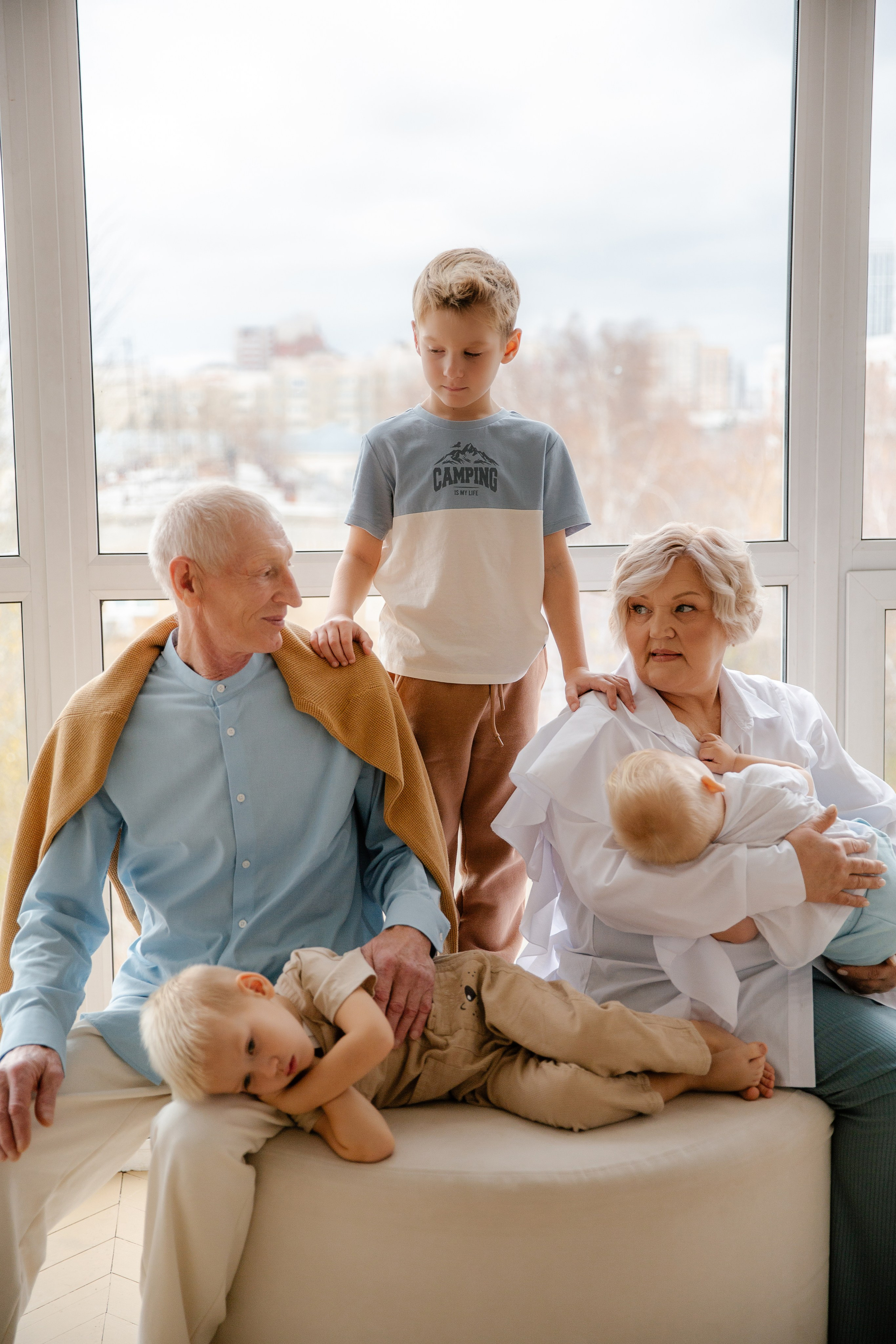 Фотосессия большой семьи в студии