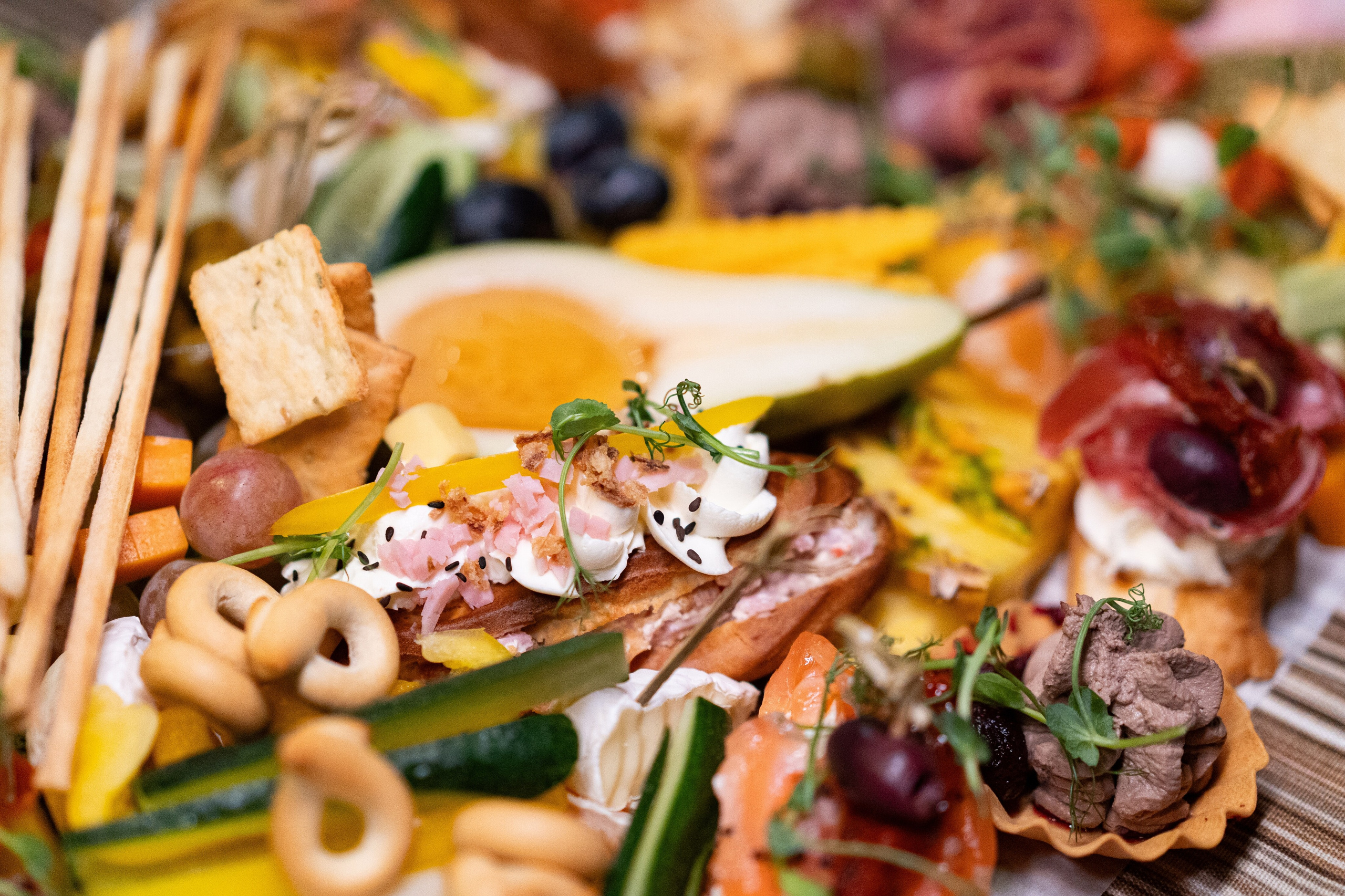 Столы. Выездной кейтеринг, съедобные букеты, торты и сладости на заказ