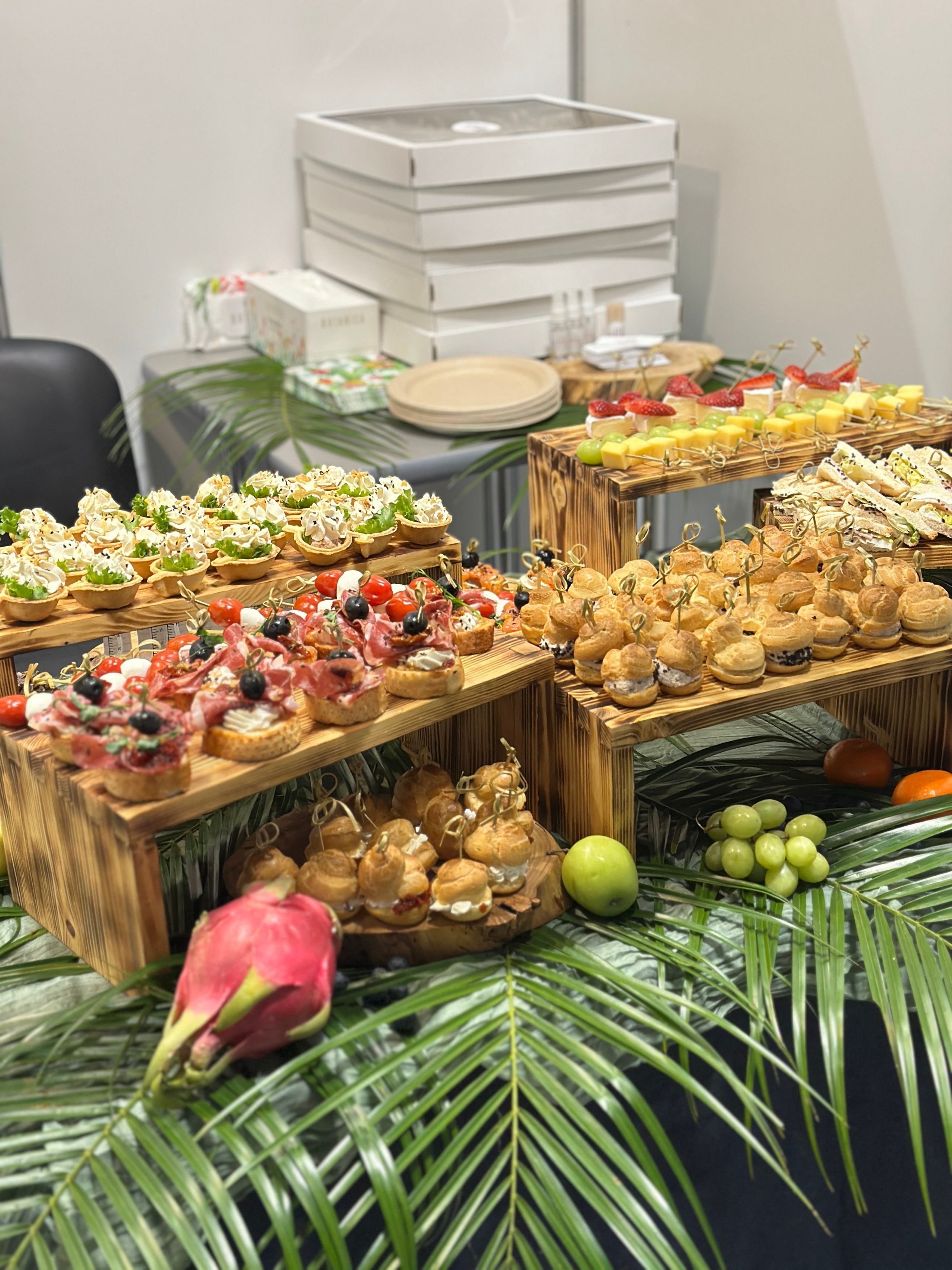 Столы. Выездной кейтеринг, съедобные букеты, торты и сладости на заказ