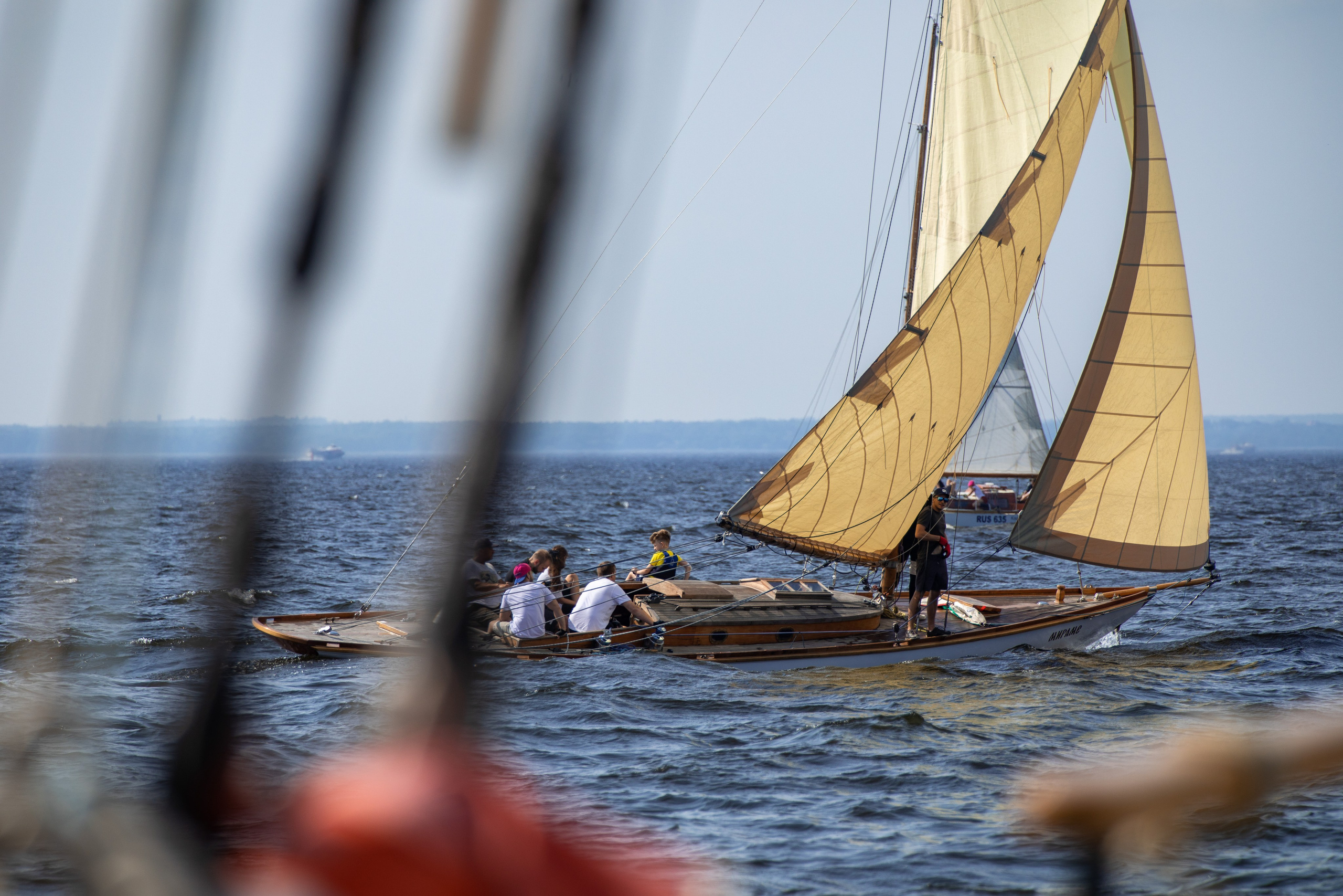 Красивая классическая парусная яхта, вид с другой яхты.