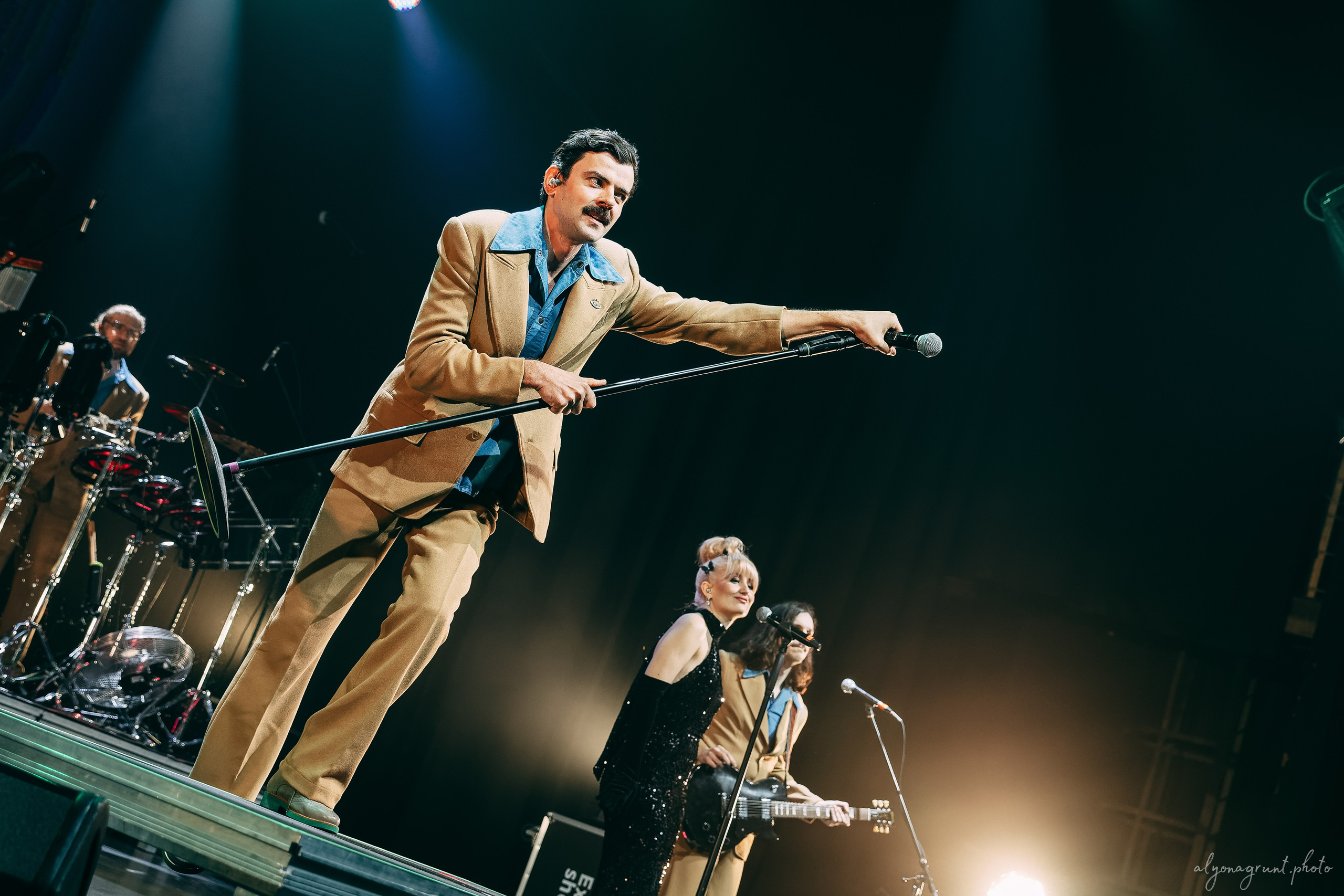 ВИА Велюр, фоторепортаж, СПб, BASE, 14.12.2025. Алена Адрианова: фотограф в Санкт-Петербурге