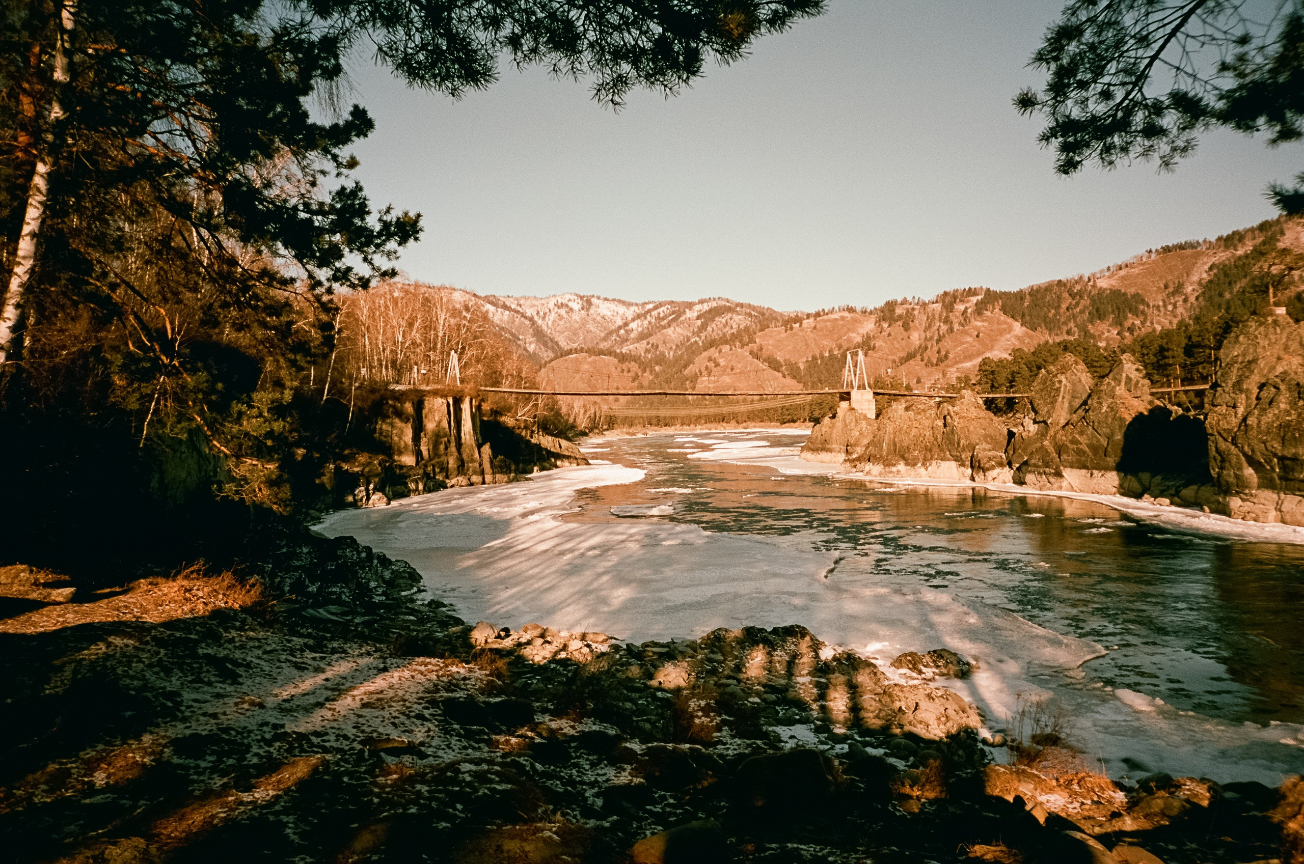 Зубы Дракона и синяя Катунь в солнечный день. Фотограф-документалист Мария Осокина