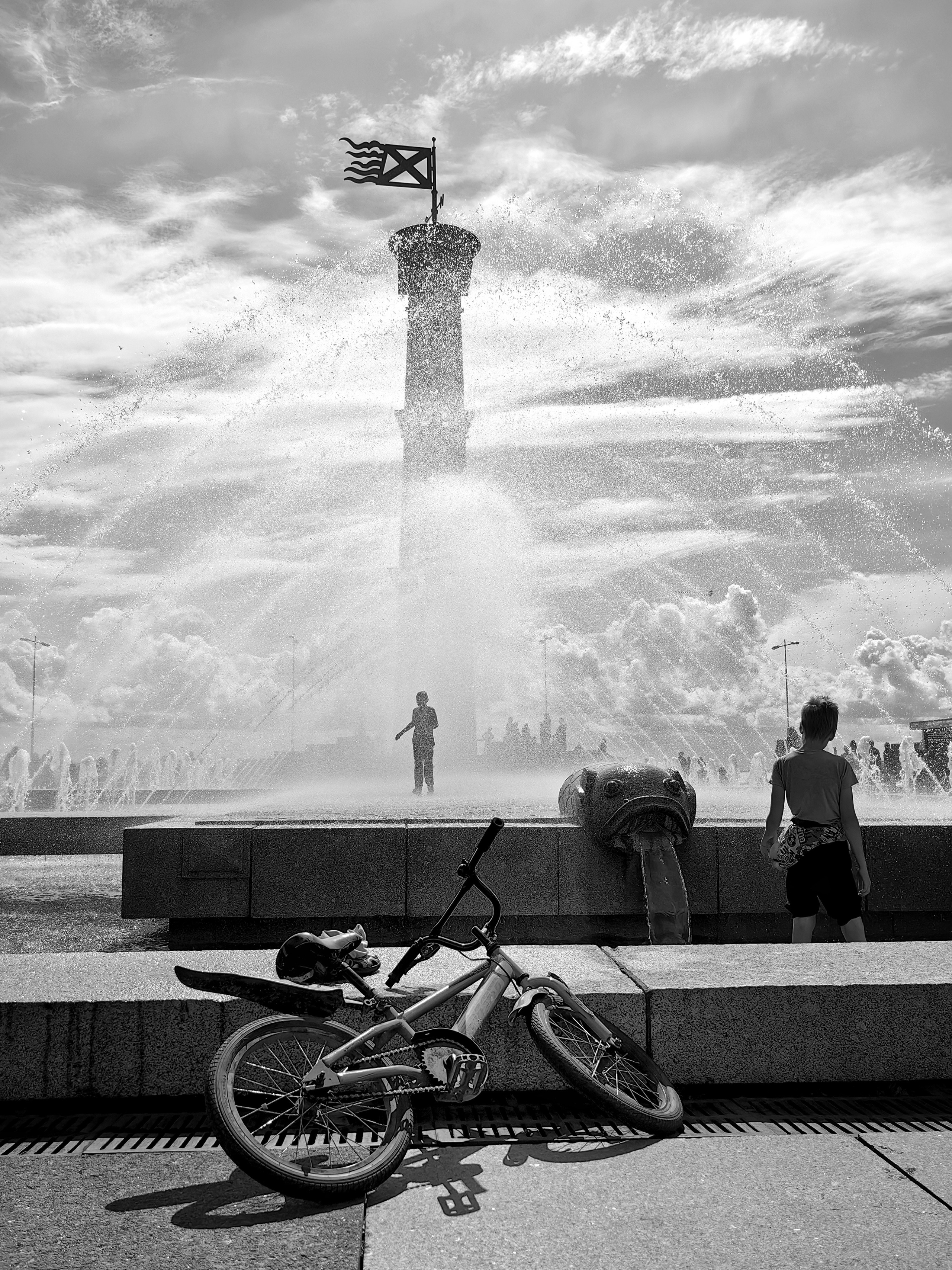 Мальчишки в фонтане в Санкт-Петербурге