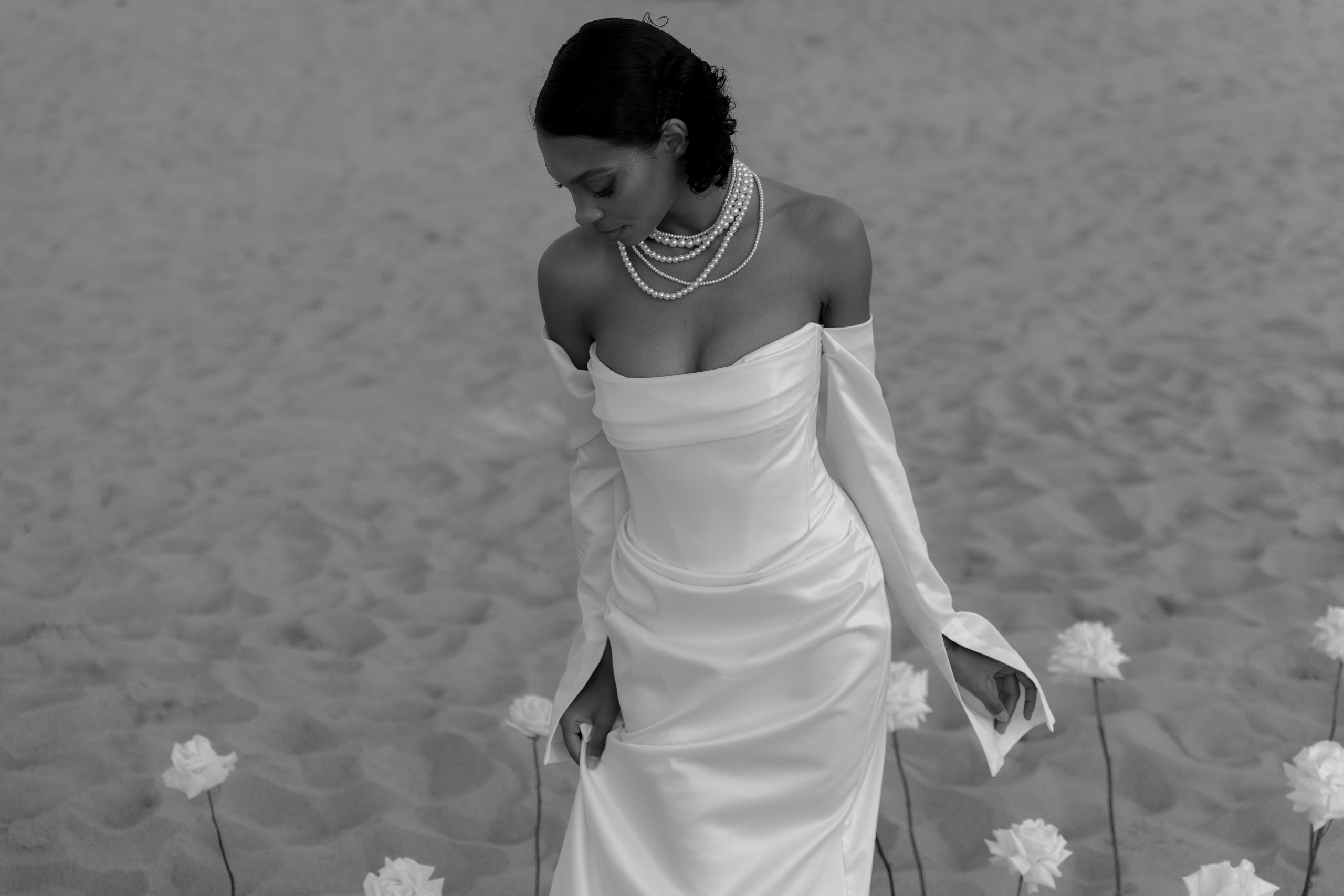 Выездная регистрация на море с белыми розами. Свадебный фотограф Калининград