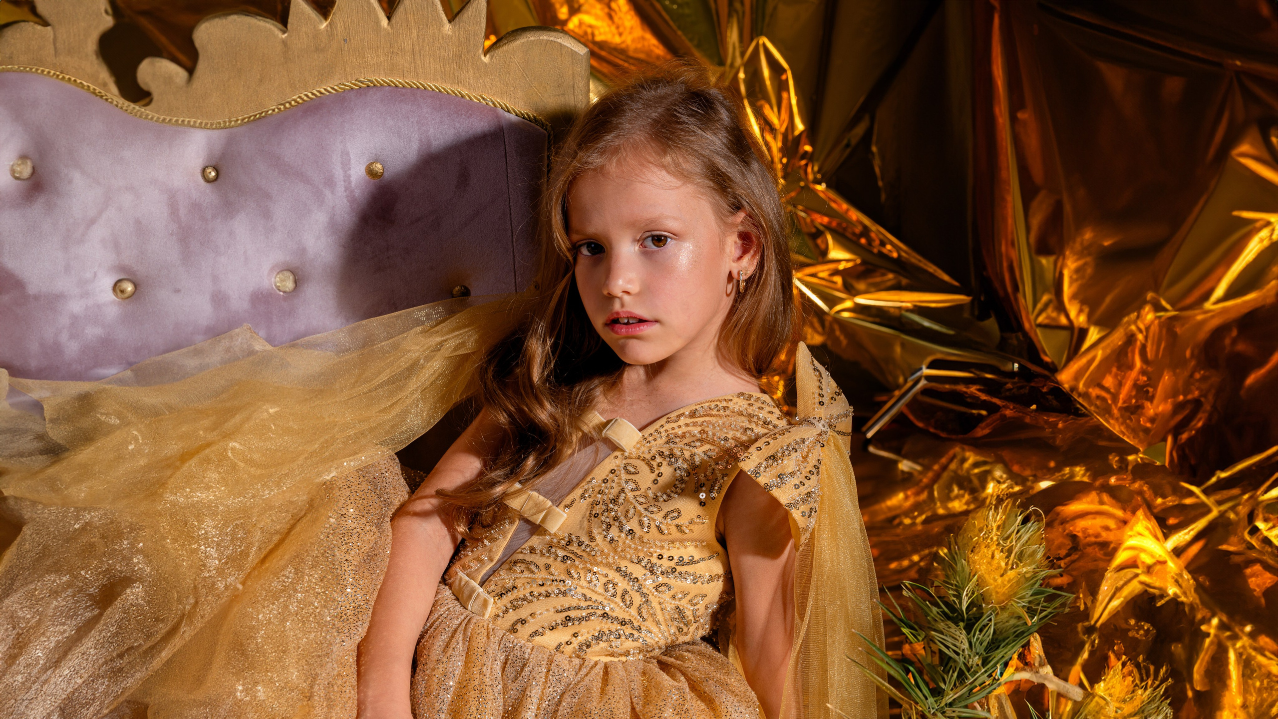 Детская профессиональная фотосессия под ключ, фотосессия в золоте. Детский студийный фотограф Сочи