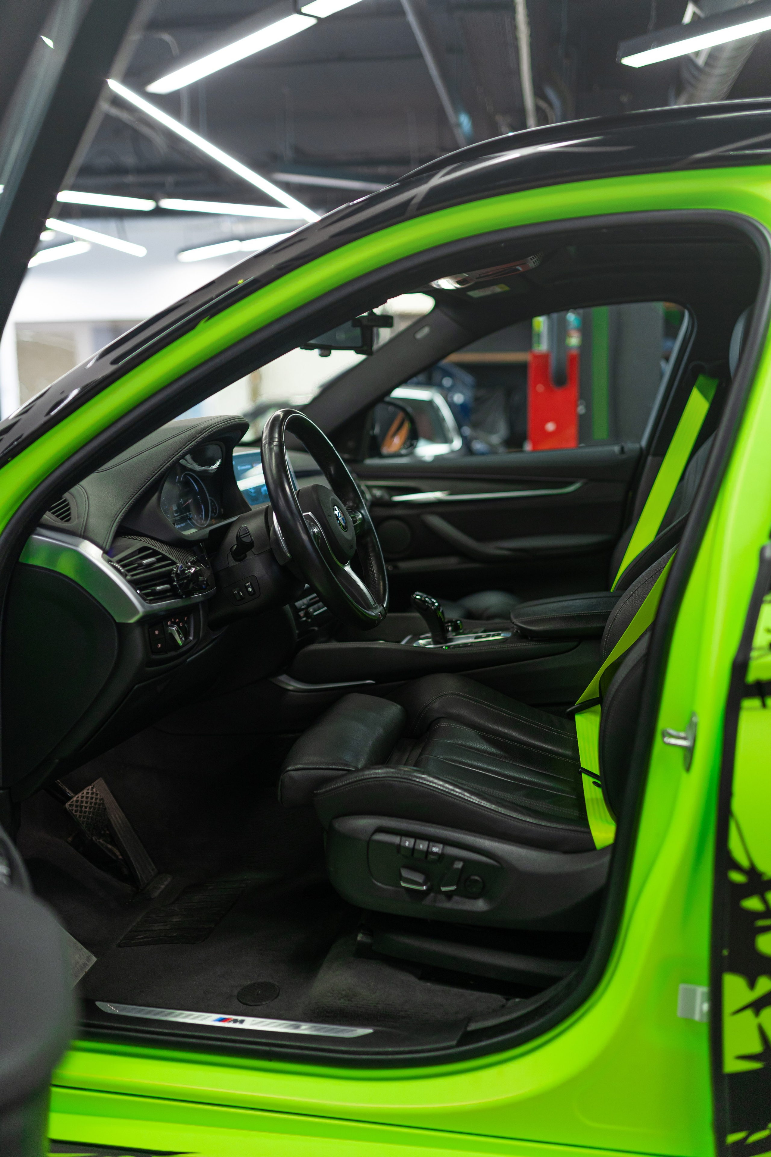 Винилография на BMW X6. Студия дизайна и оклейки авто Barmaley Design