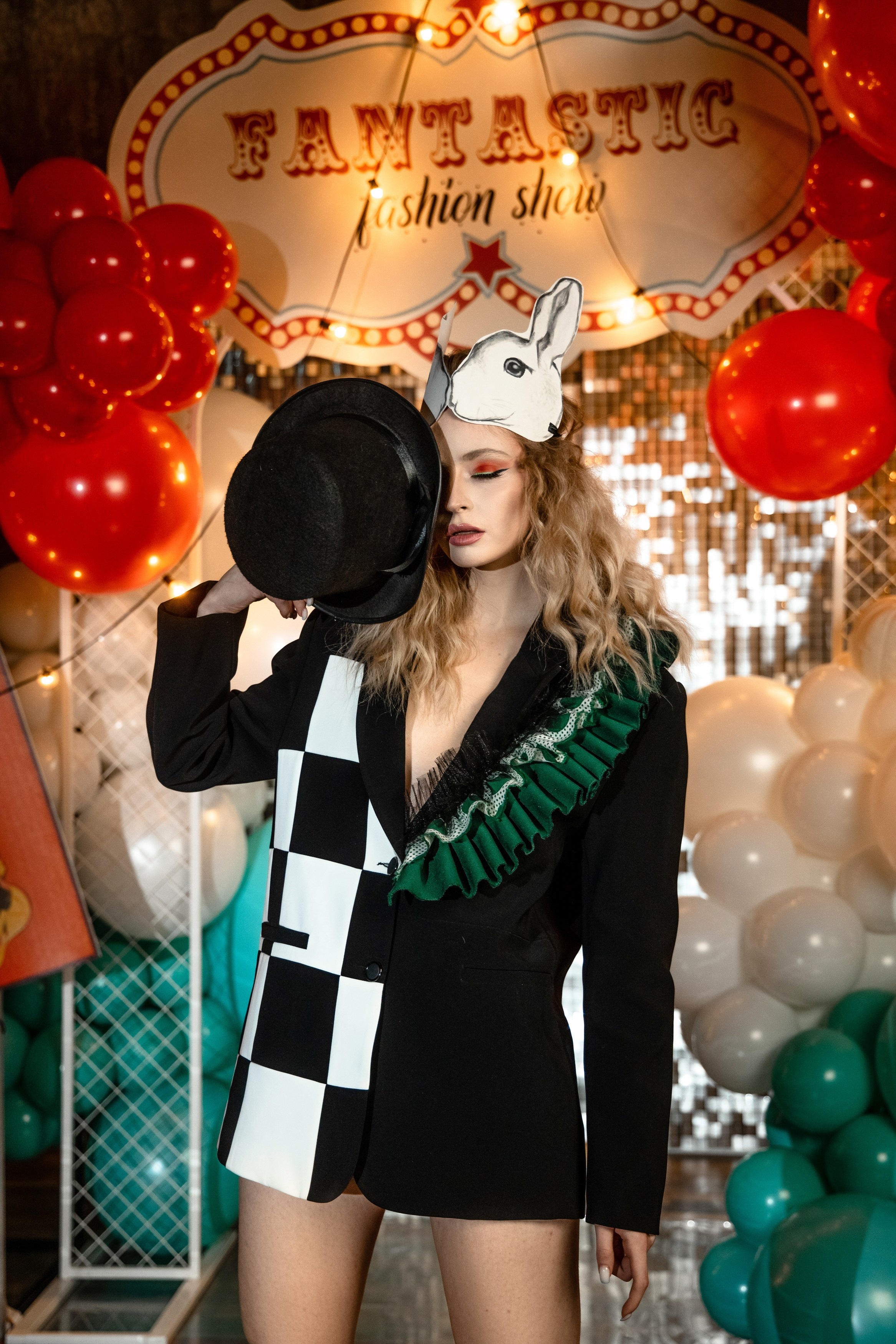 Fashion Circus. Визажист Александра Стурова, причёски Ксения Матджанова, декоратор Ксения Сергеева. Татьяна Мирзоян