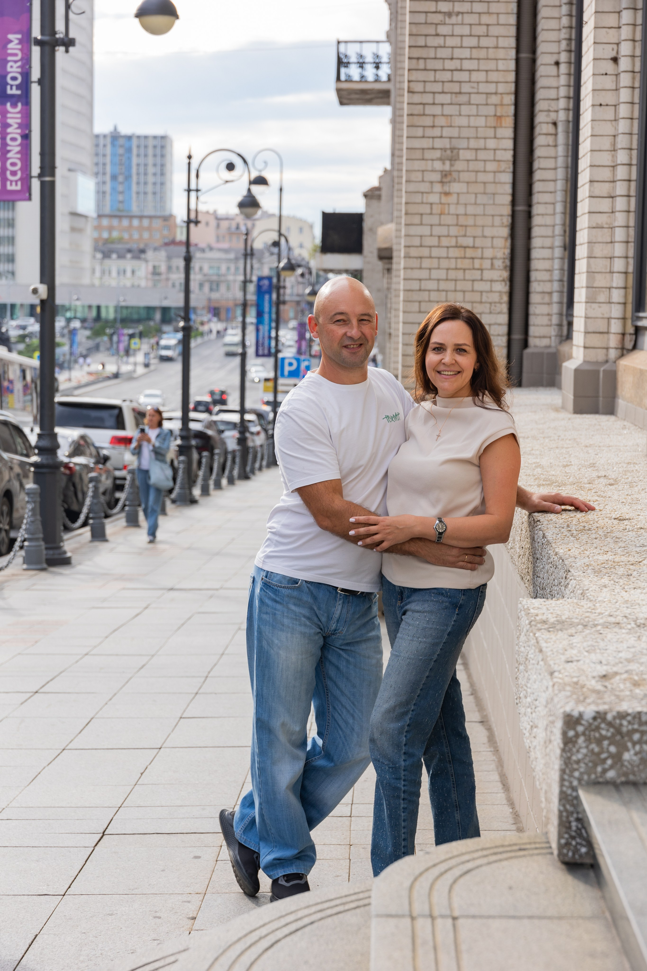 Семейная прогулка в малом дворике Гума. Выпускные альбомы во Владивостоке