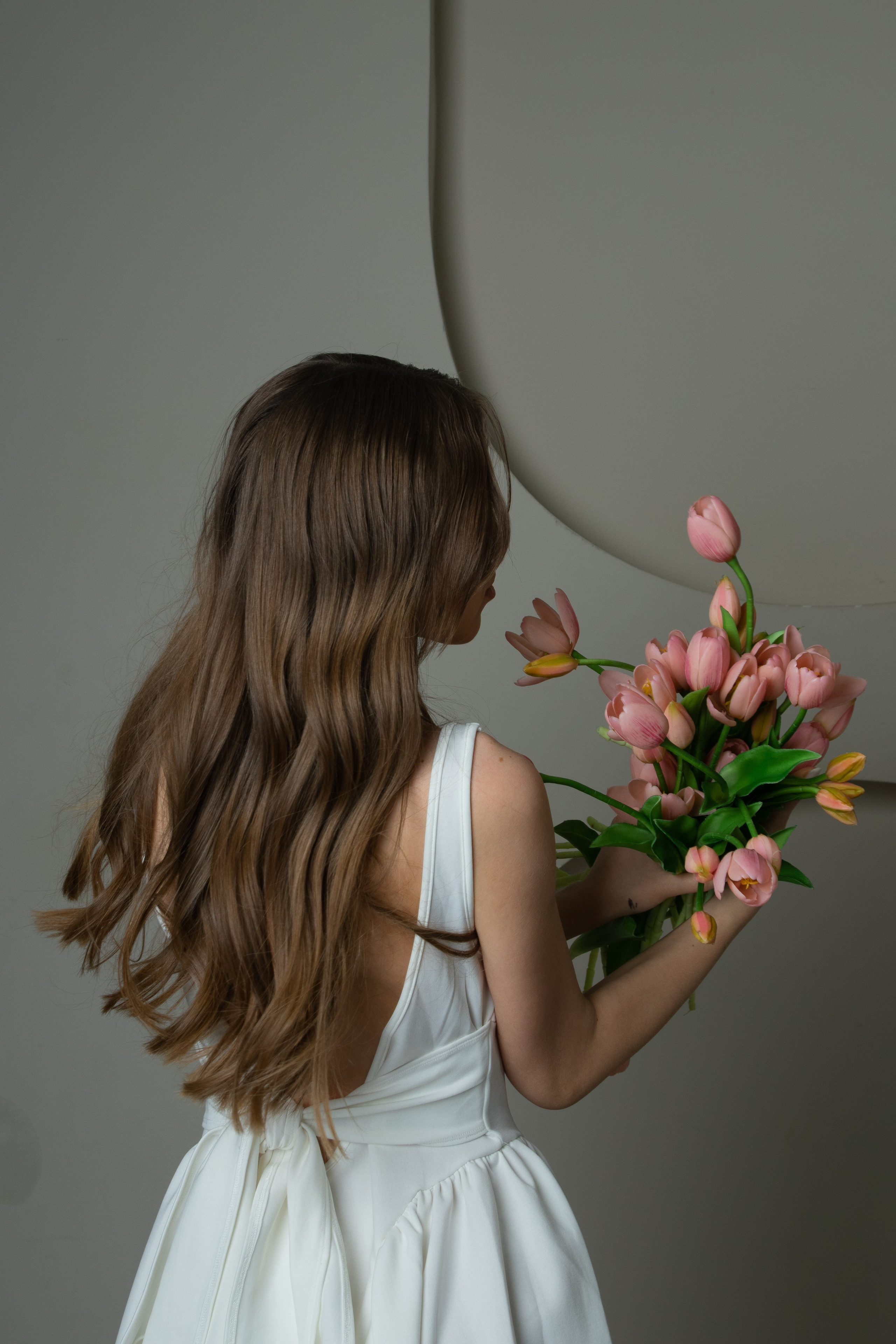 фотография девушки с тюльпанами в цвете