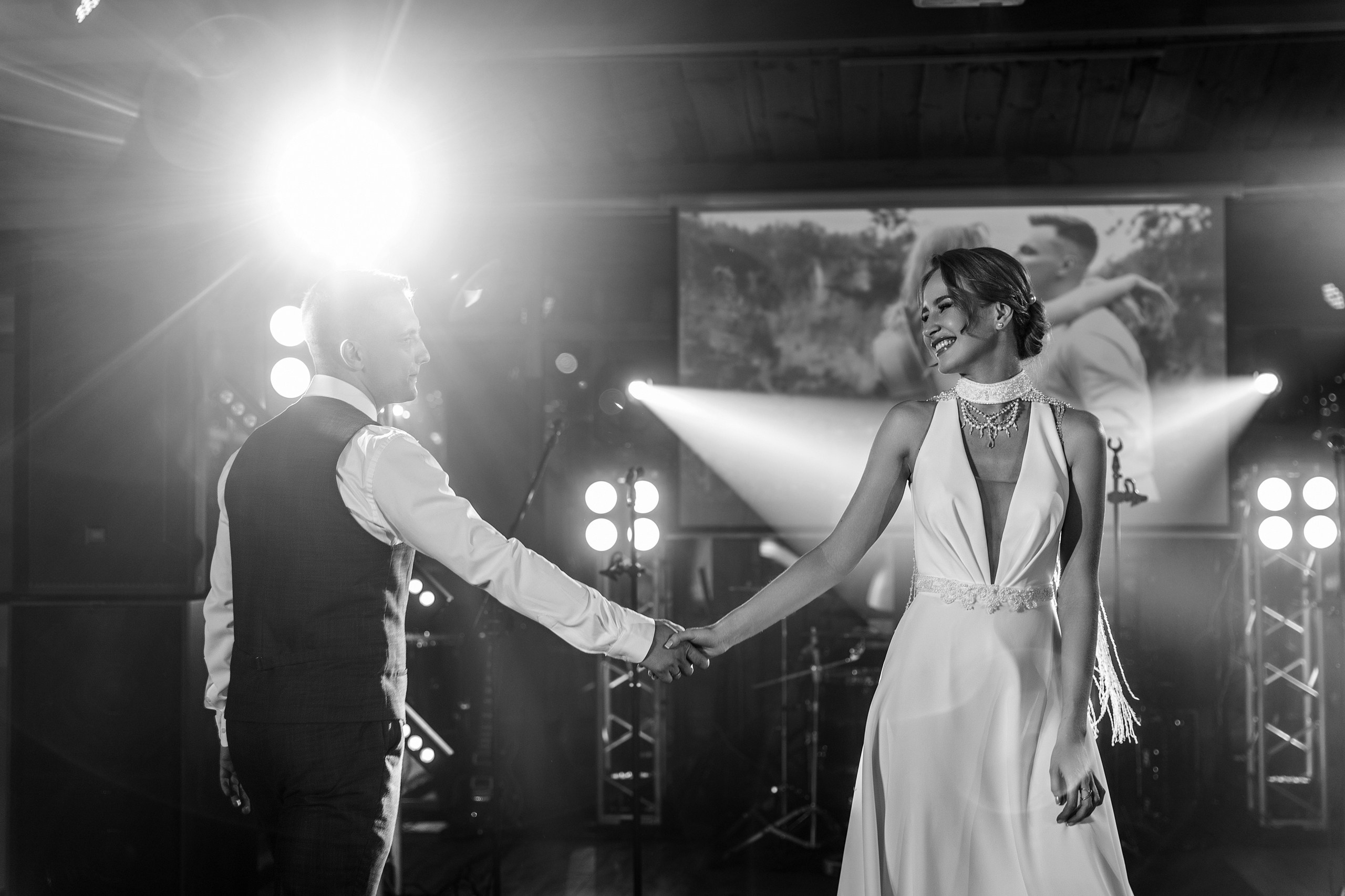 Здравствуйте! Я&nbsp;свадебный фотограф из&nbsp;Ульяновска, работаю в&nbsp;том числе по&nbsp;всей России и&nbsp;с&nbsp;выездом за&nbsp;границу. Снимаю свадьбы, lovestory, корпоративы, светский репортаж. Провожу обучение по&nbsp;фотографии, мастер-классы и&nbsp;воркшопы для других фотографов.