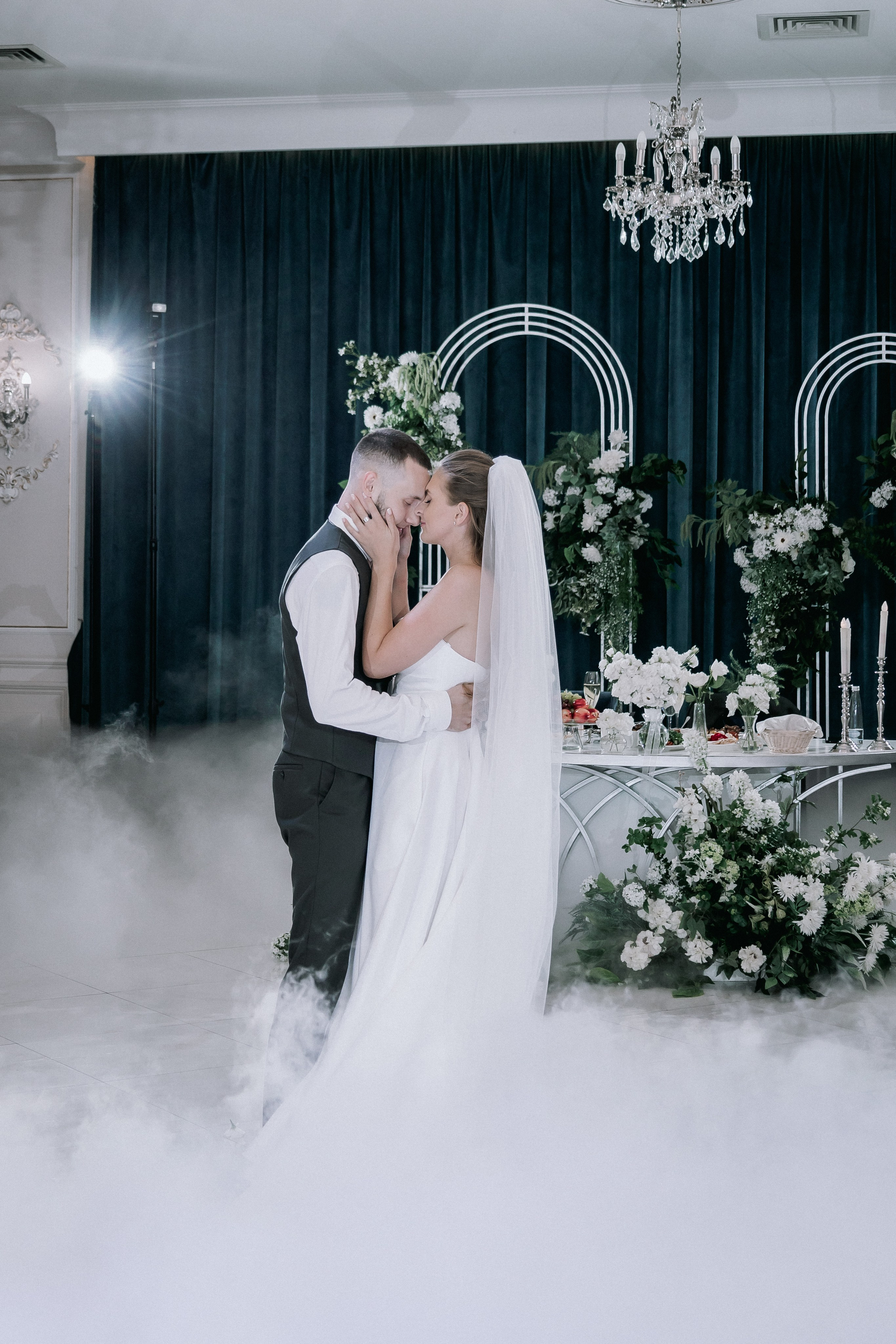 Свадебная прогулка. Эвелина и Дмитрий. Свадебная фотография. Арина Рубах