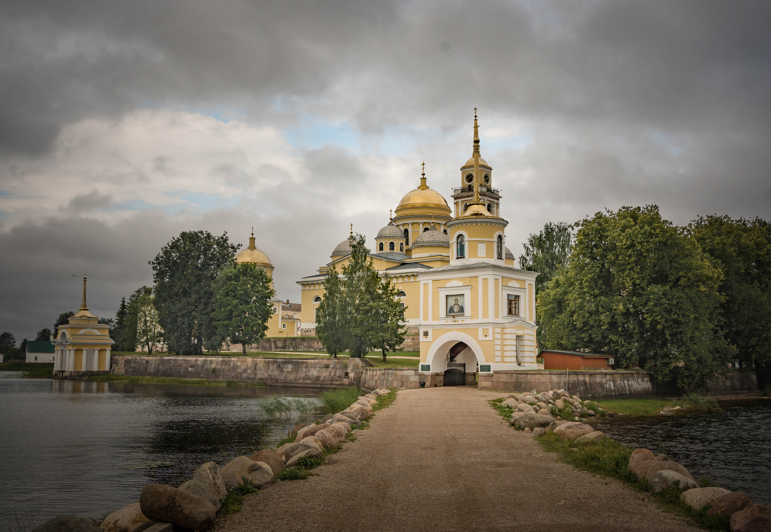 Церковь Воздвижения Креста, монастырская арка, Нило-Столобенская пустынь