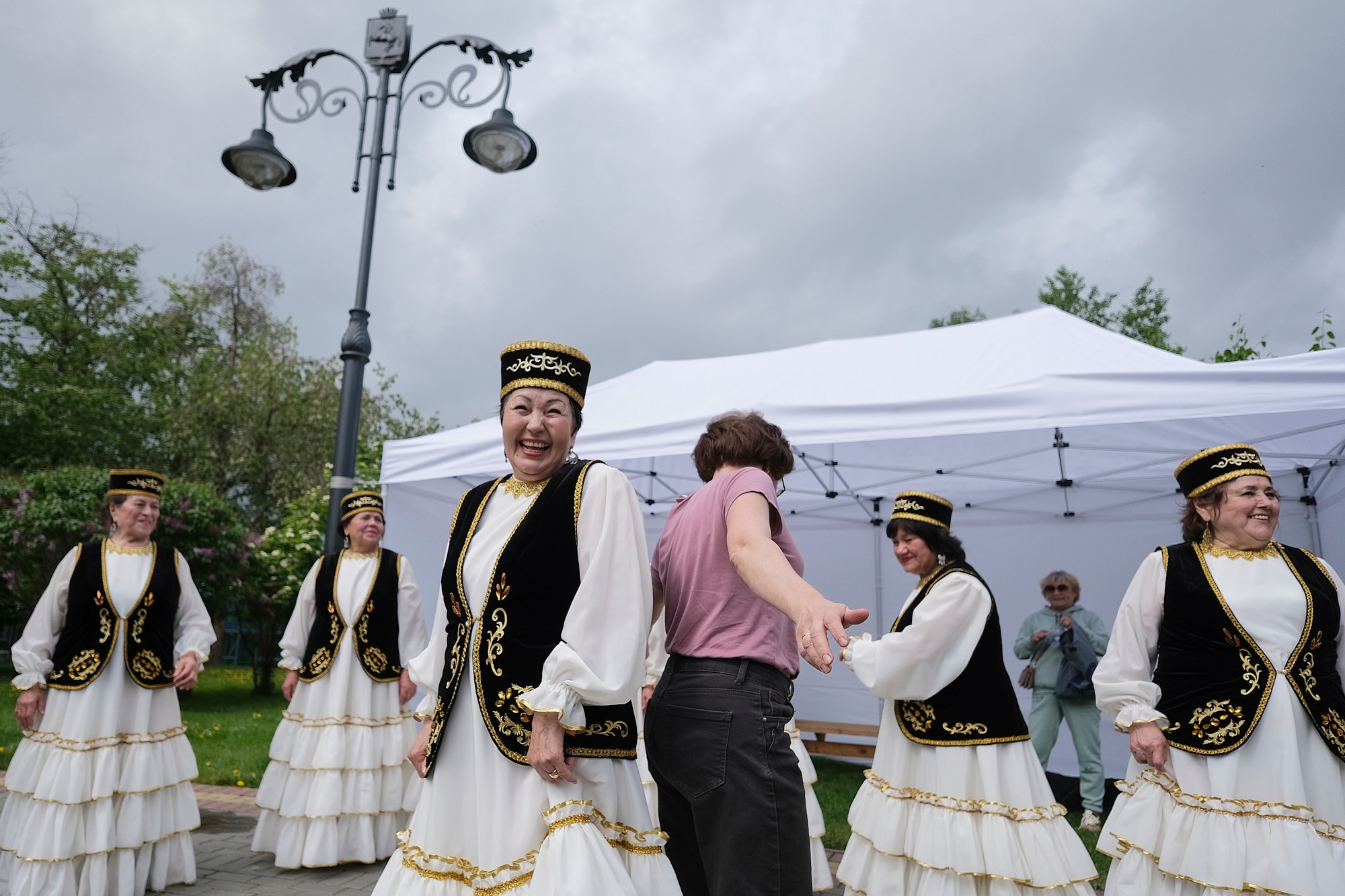 Народный ансамбль исполняет традиционные татарские песни на Сабантуй в Томске. 8 июля, 2024. Никита Гольцов / РИА Томск.