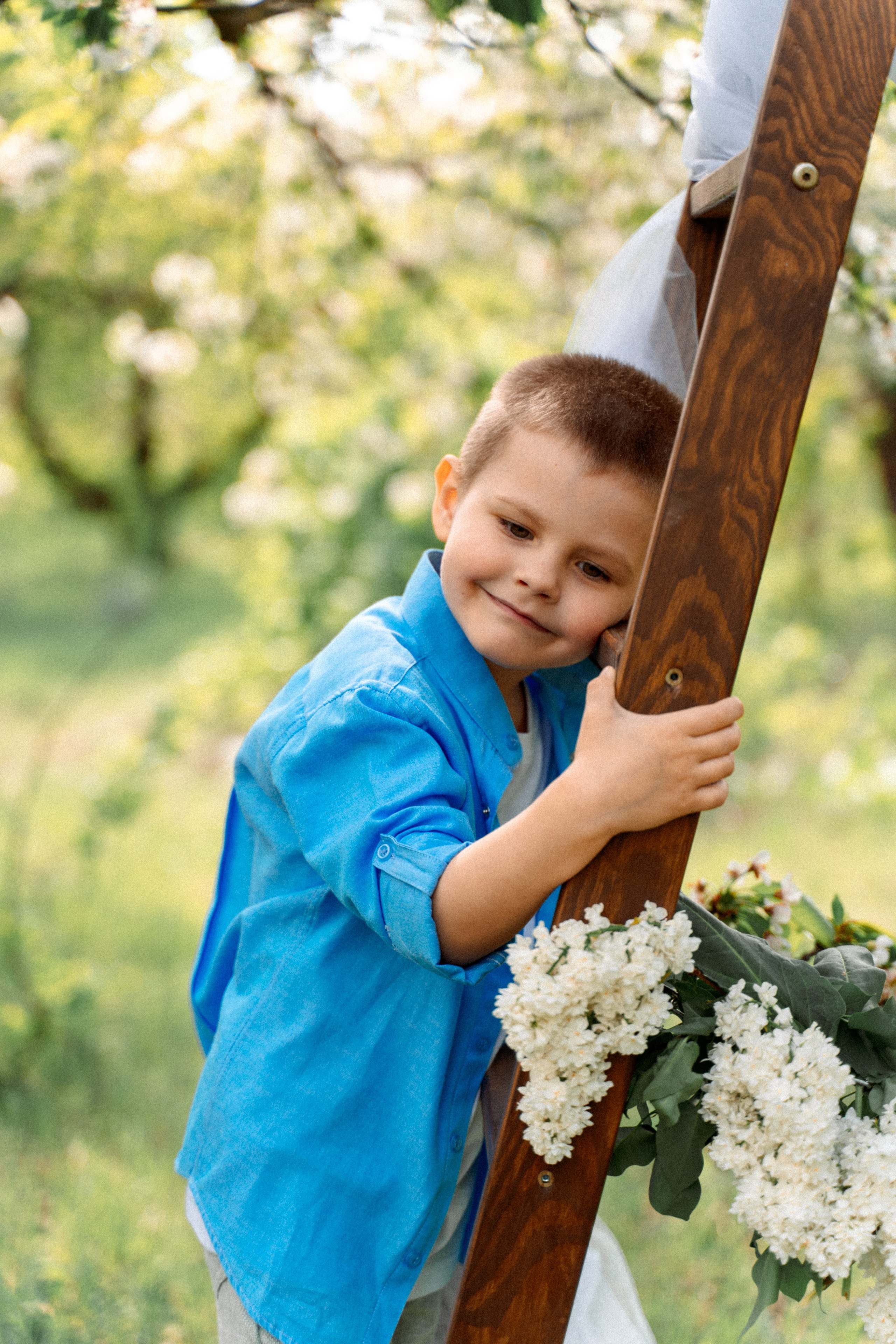 Сава и Ася в цветущем саду. Семейный фотограф Новочеркасск