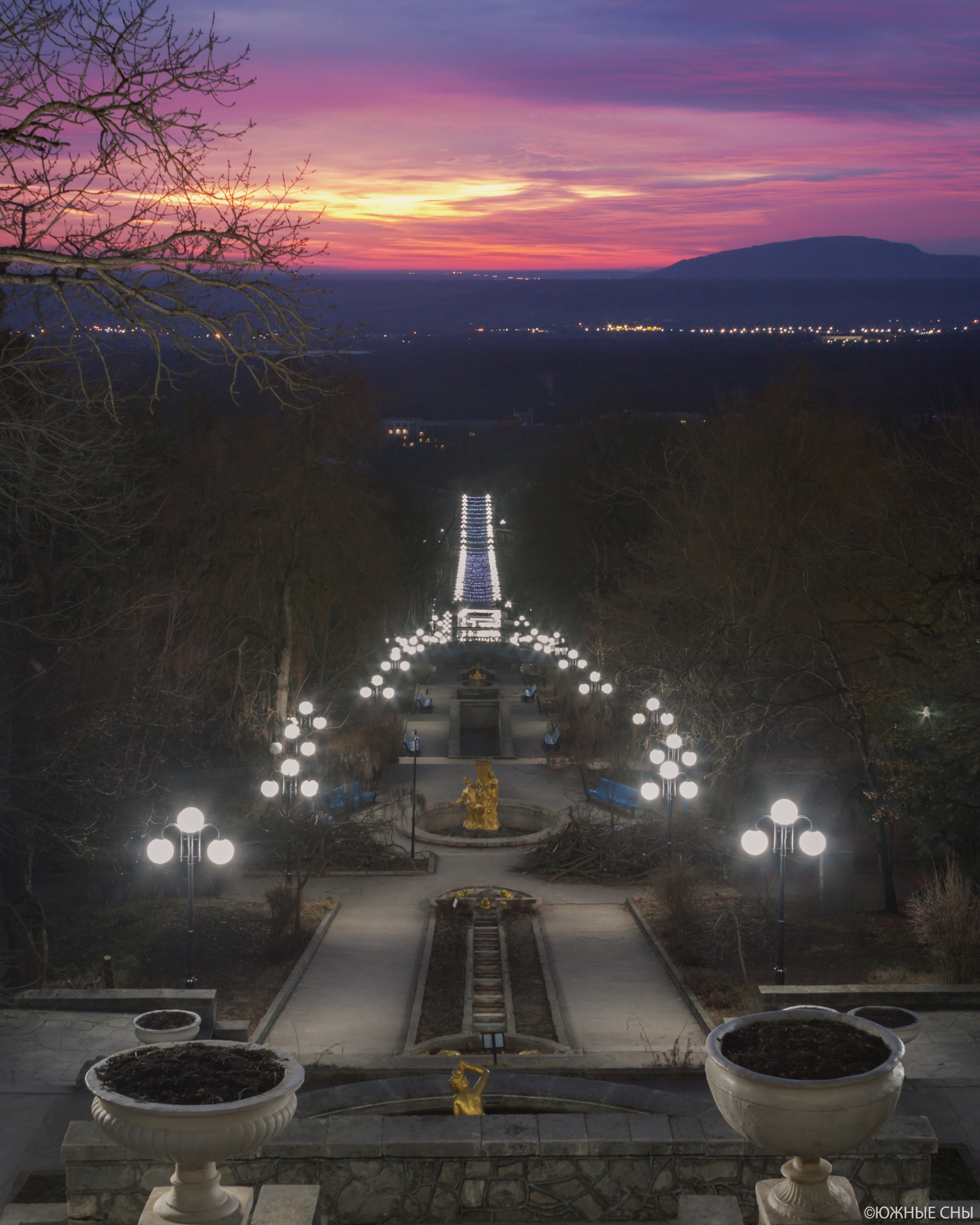 Каскадная лестница в городе Железноводске на рассвете