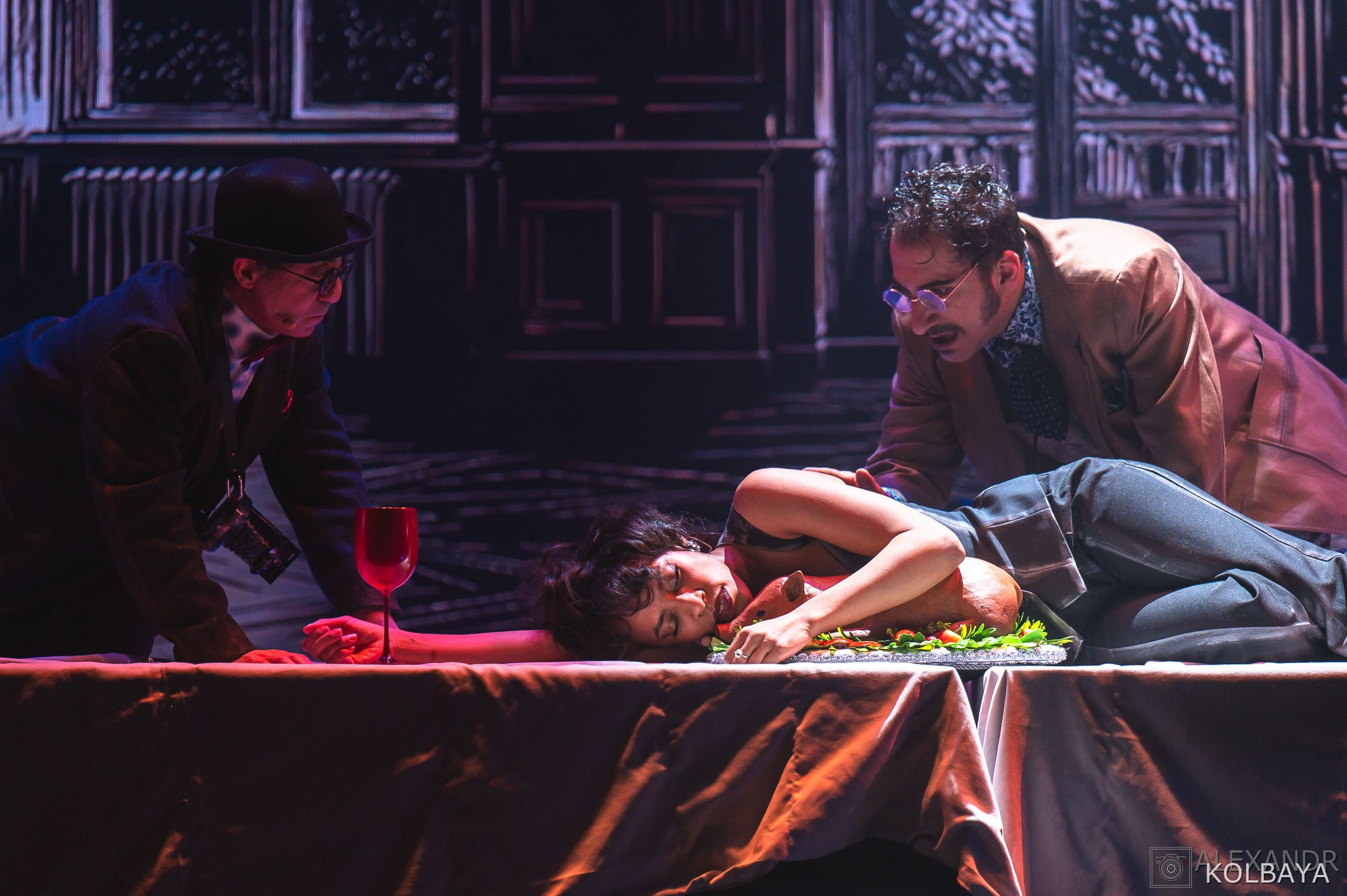 Фотографии со спектакля «Однажды в городе N». Концертный и театральный репортажный фотограф в Москве Александр Колбая