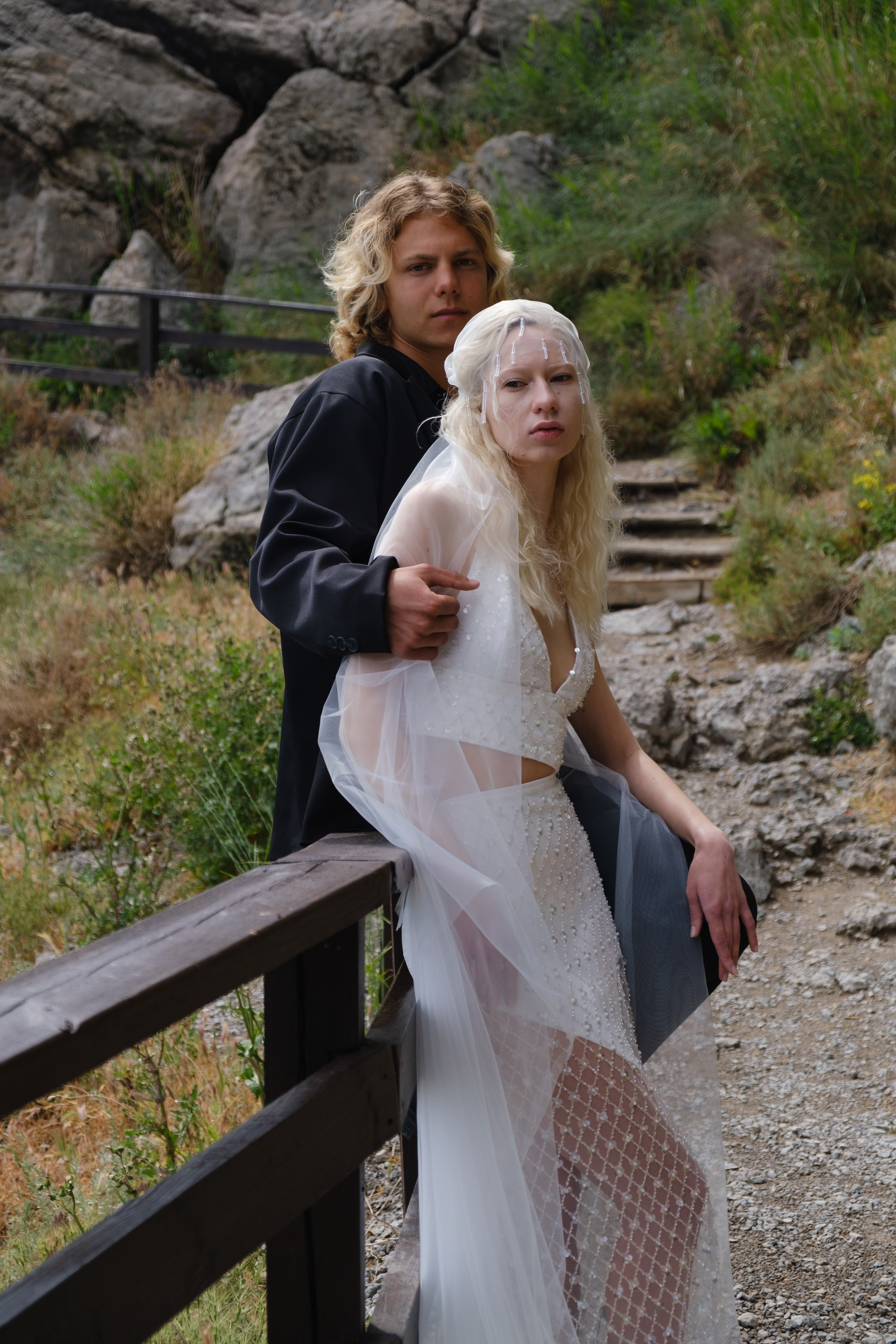 Свадебная фотосессия на Тропе Глицина Судак. Профессиональная фотосъемка в Крыму. Натуральные эмоции и живые кадры. Забронируйте дату прямо сейчас!