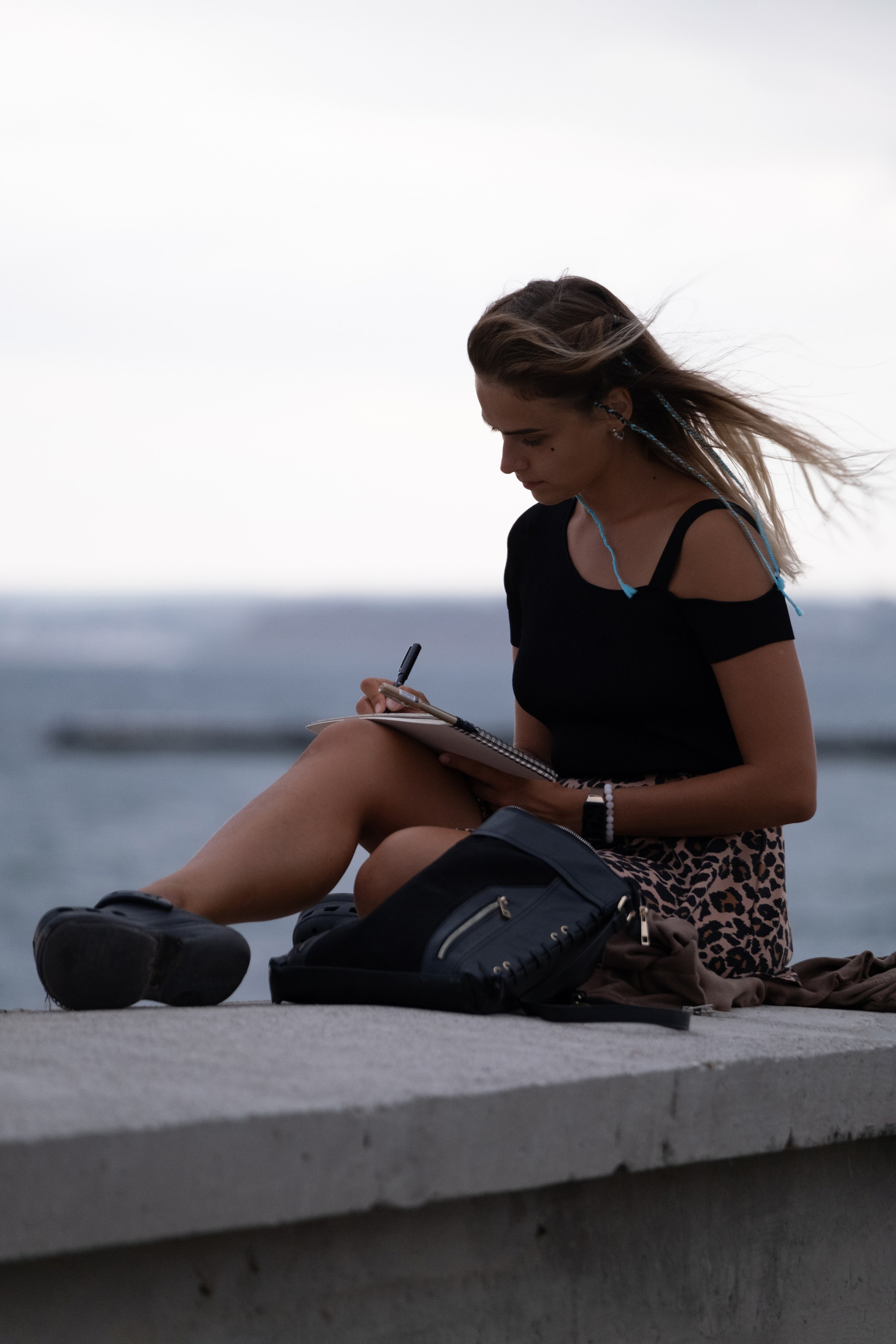 Самопознание, девушка рисует у моря