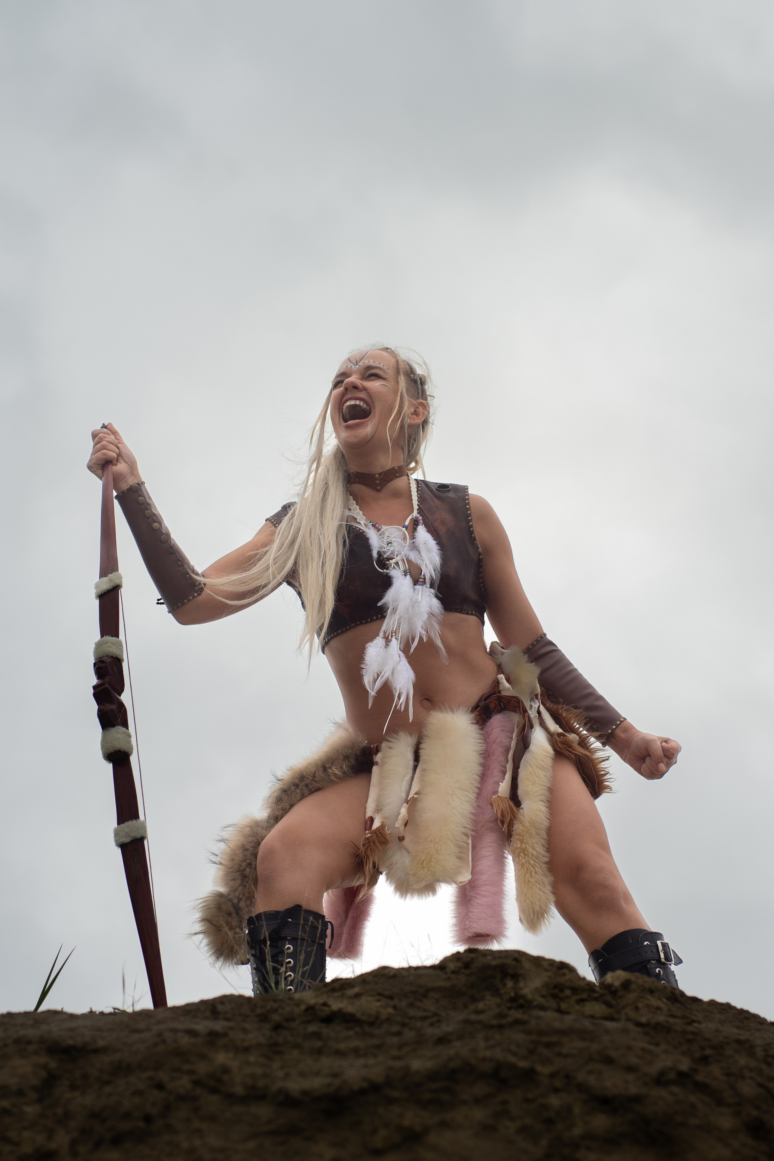 Косплей амазонки  перевоплощение в образ этого персонажа древнегреческой мифологии.Реквизит: лук и стрелы, меха, а также украшения из камней, перьев, меха, кожи, дерева.  Автор фотограф: Додров. Ph: dodrov.