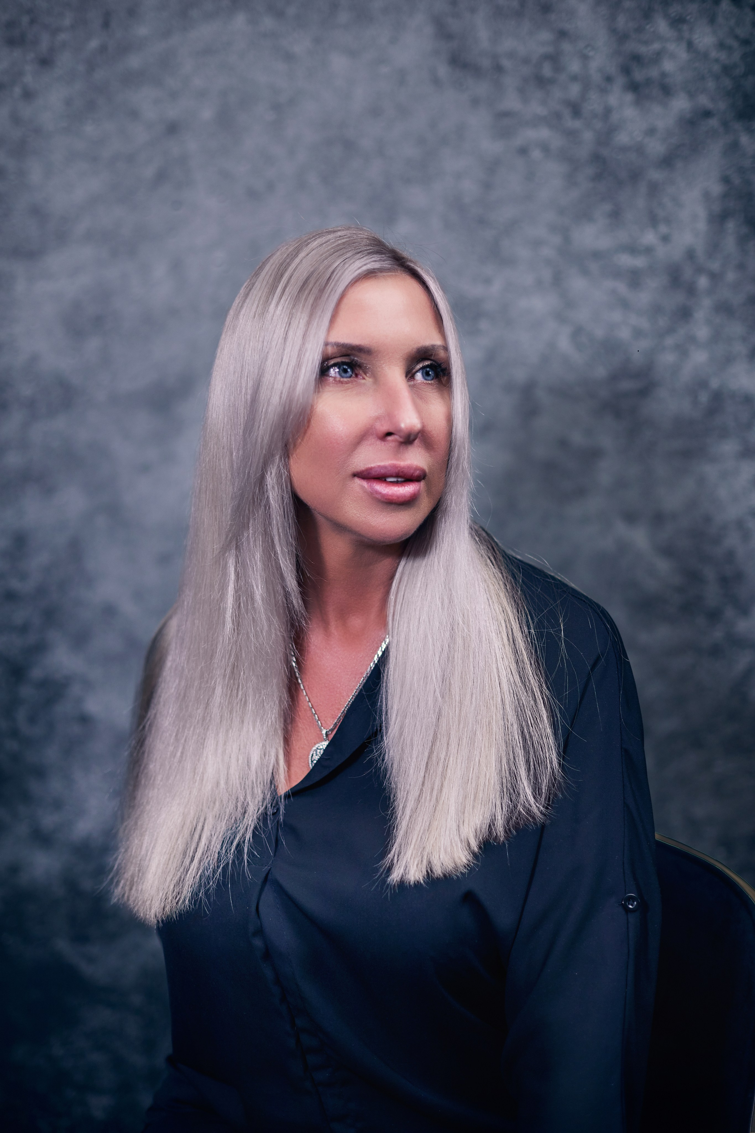 Все виды и любой сложности: Стрижки, Колористика, Укладки, Вечерние прически. DMITRY MOISEENKO — фотограф, художник, топ-стилист