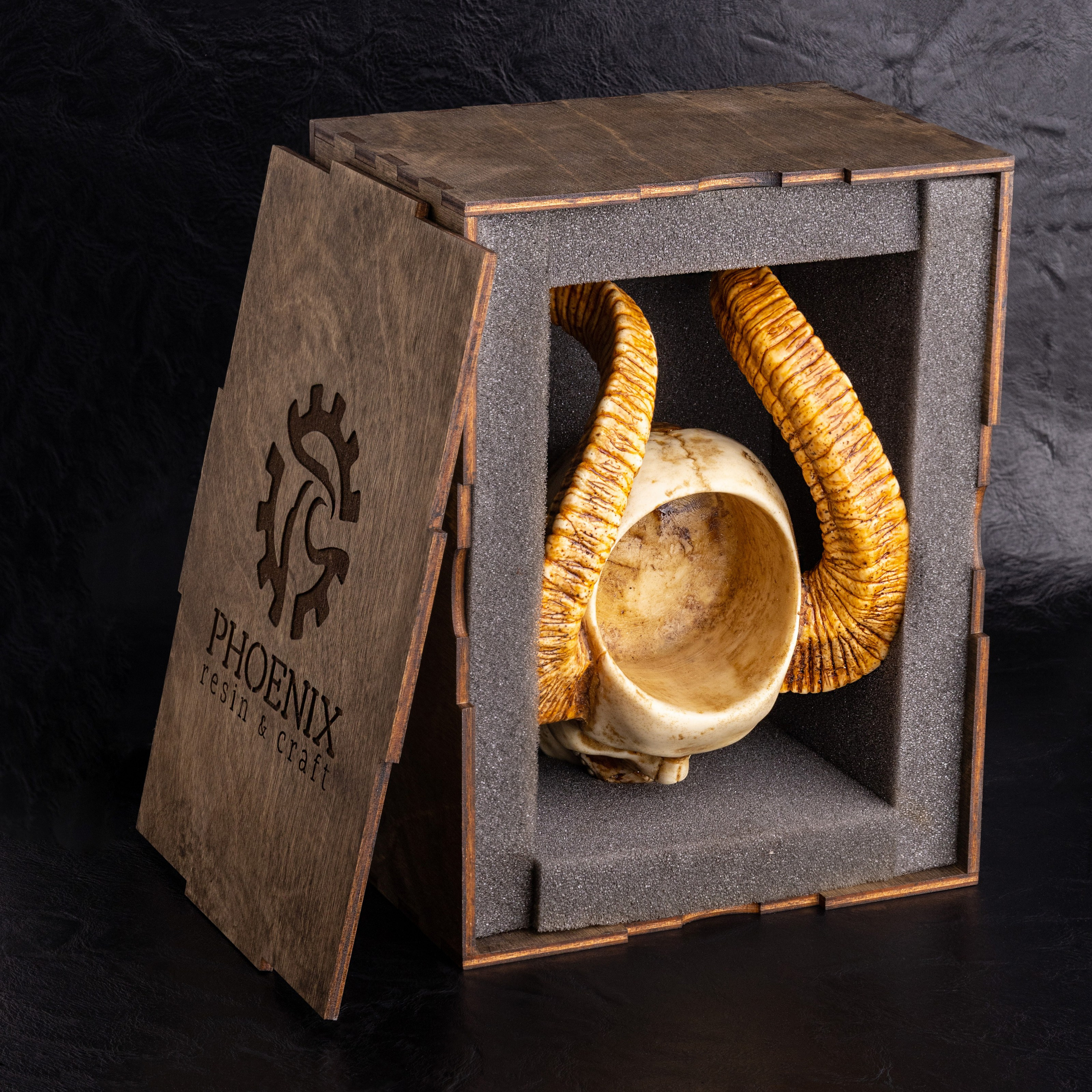 Горшок-череп с рогами в деревянной коробке | Фото для каталога интерьера