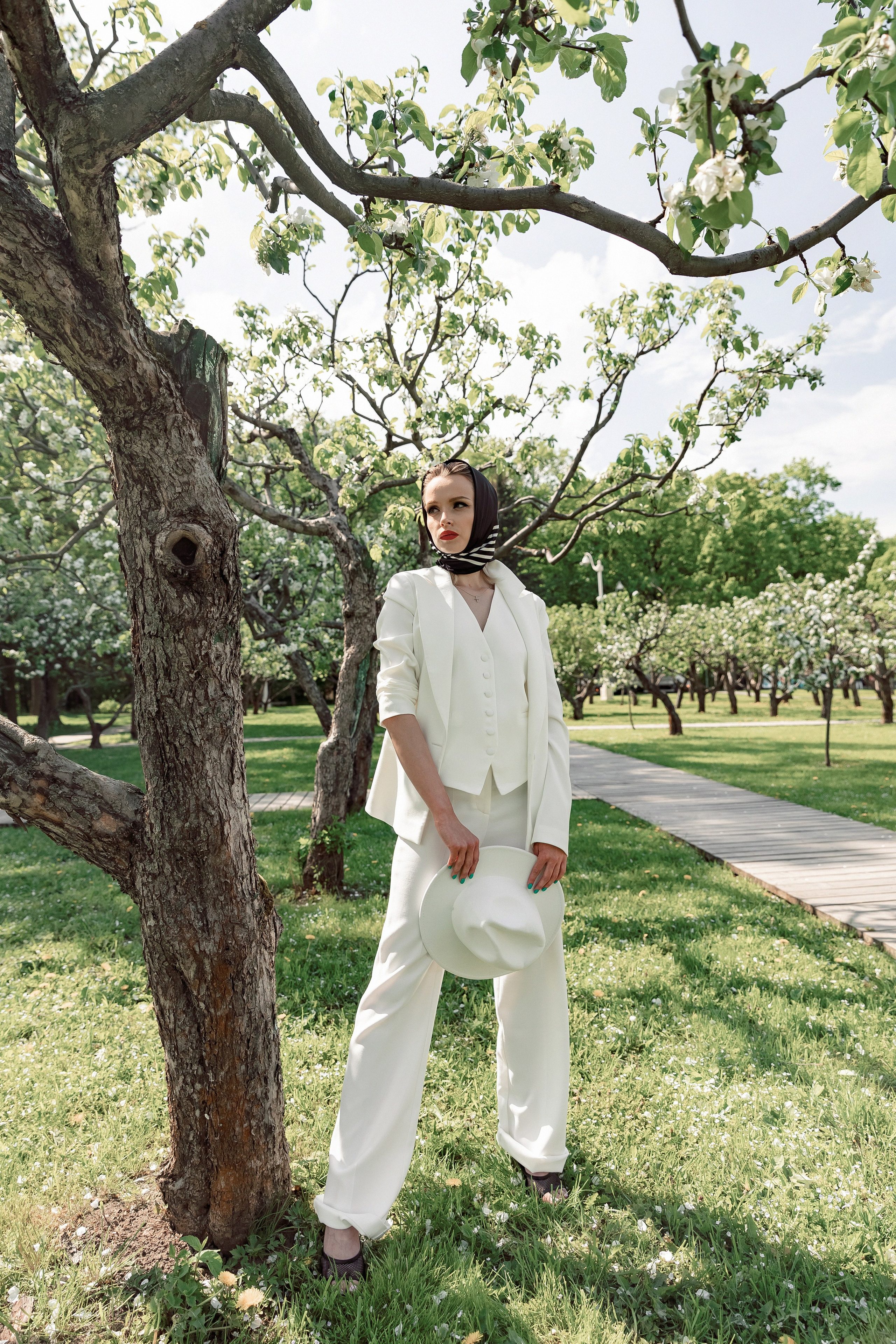 Портретная фотосессия Даши среди яблонь. Свадебный фотограф Москва