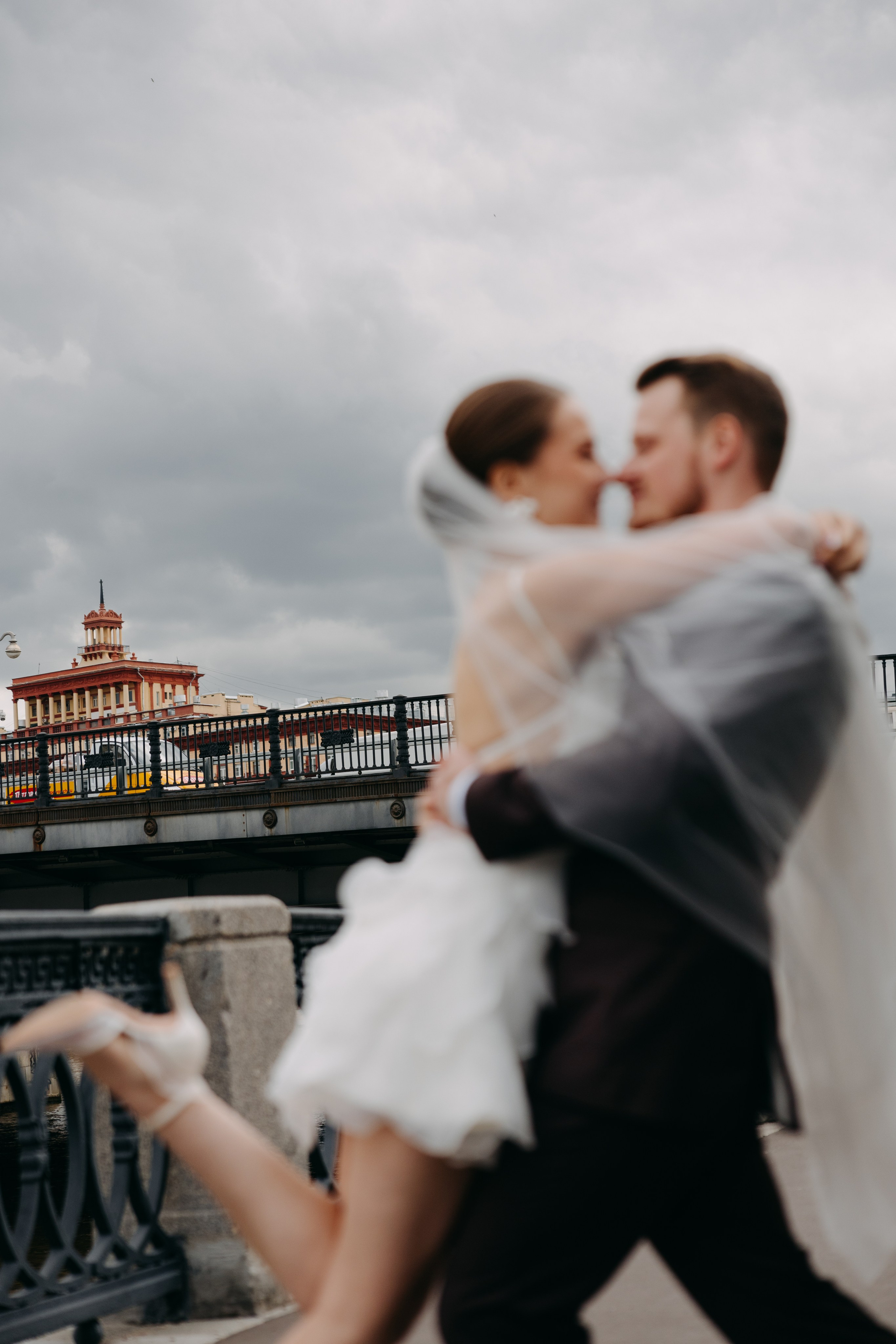 Ирина и Алексей | прогулка Котельническая наб. Свадебный фотограф Москва Анастасия Храмова