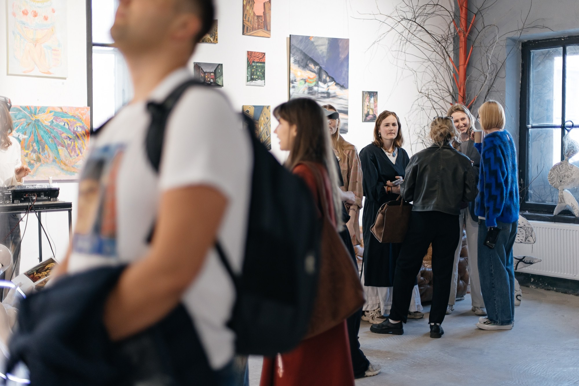 IZZI ROOM | Открытие выставки | май 2025. Репортажный фотограф в Санкт-Петербурге СПБ Алиса Ческидова на ваше мероприятие