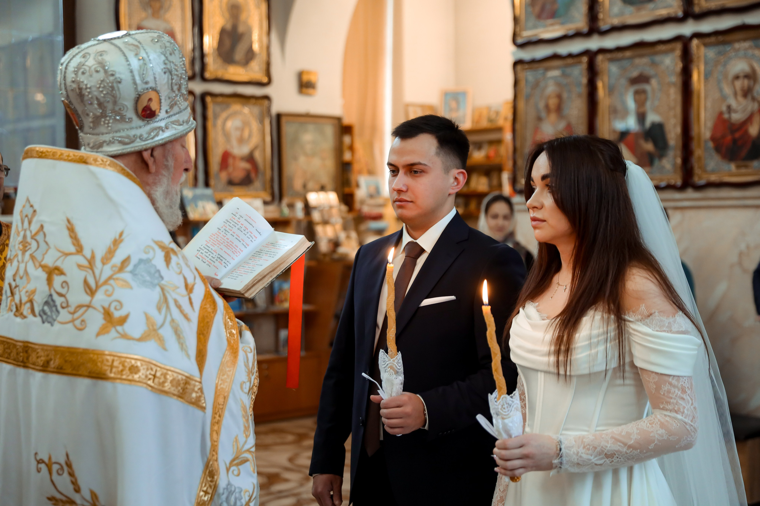Венчание в церкви в Алуште. Свадебный фотограф в Крыму