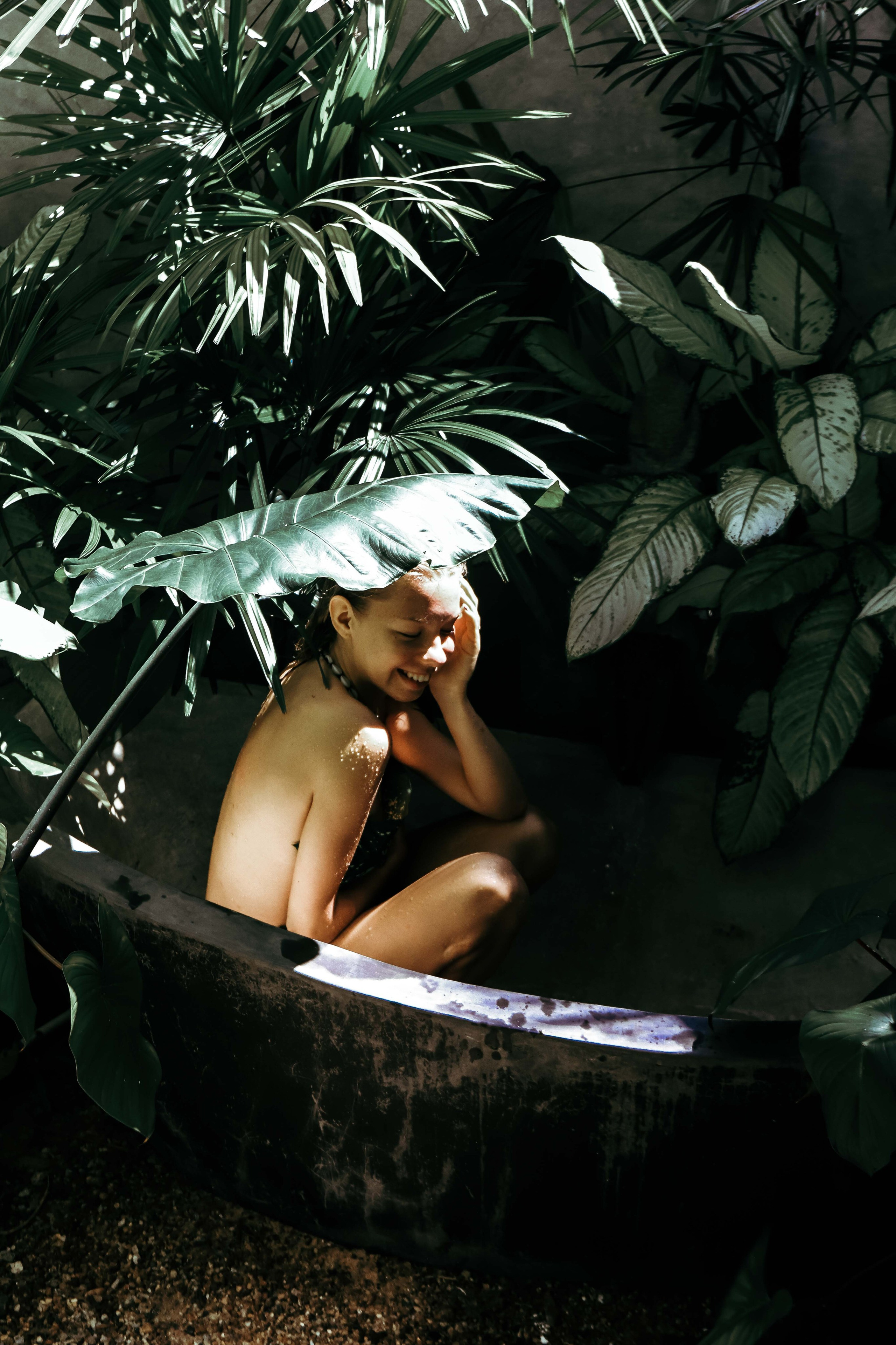 Эстетичная ню-фотосессия у бассейна в вилле Nirbana (Ахангама) | Яркие кадры с водой. Фотограф на Шри-Ланке