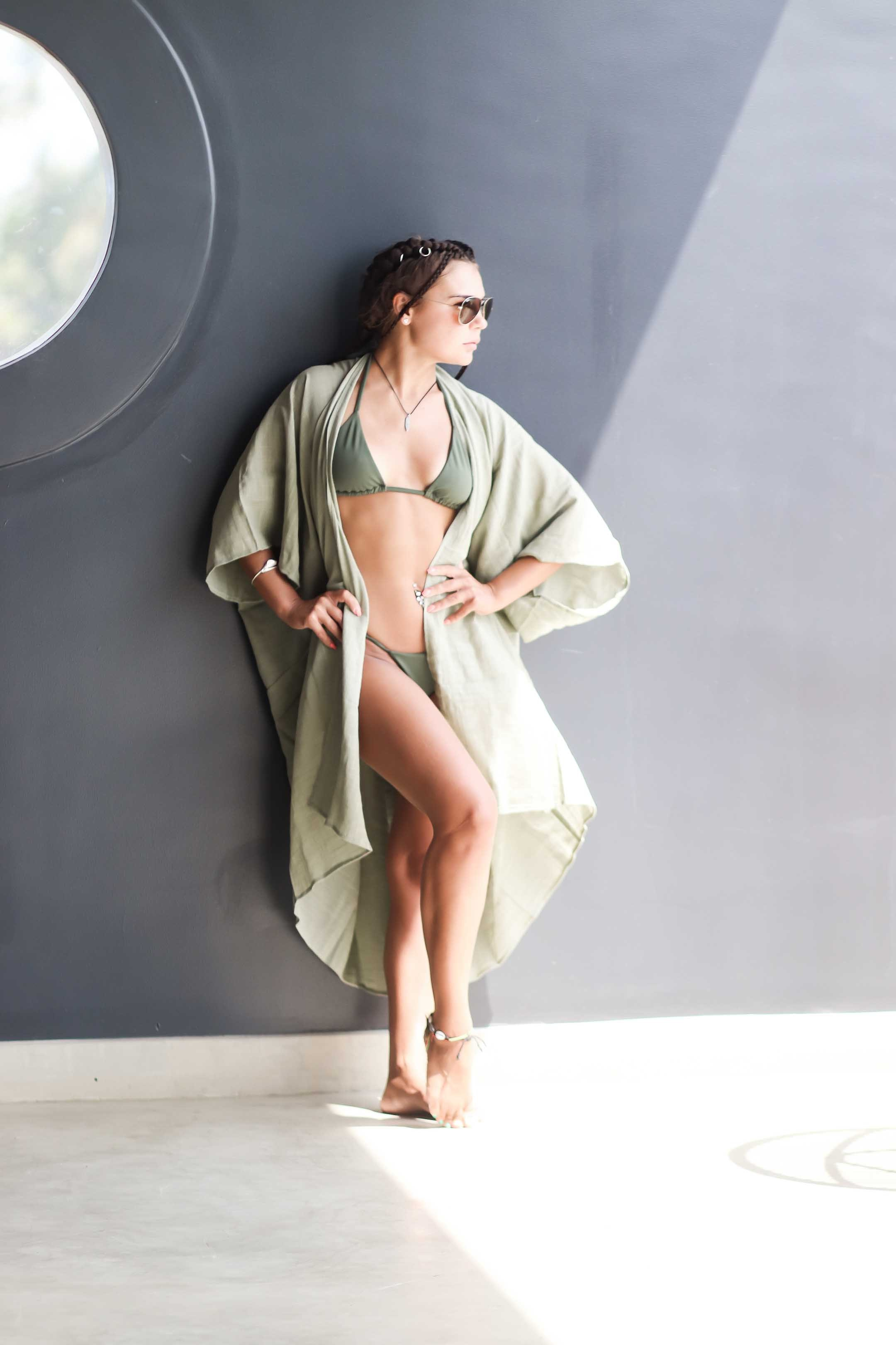 Коллекция купальников бикини. Фотограф на Шри-Ланке