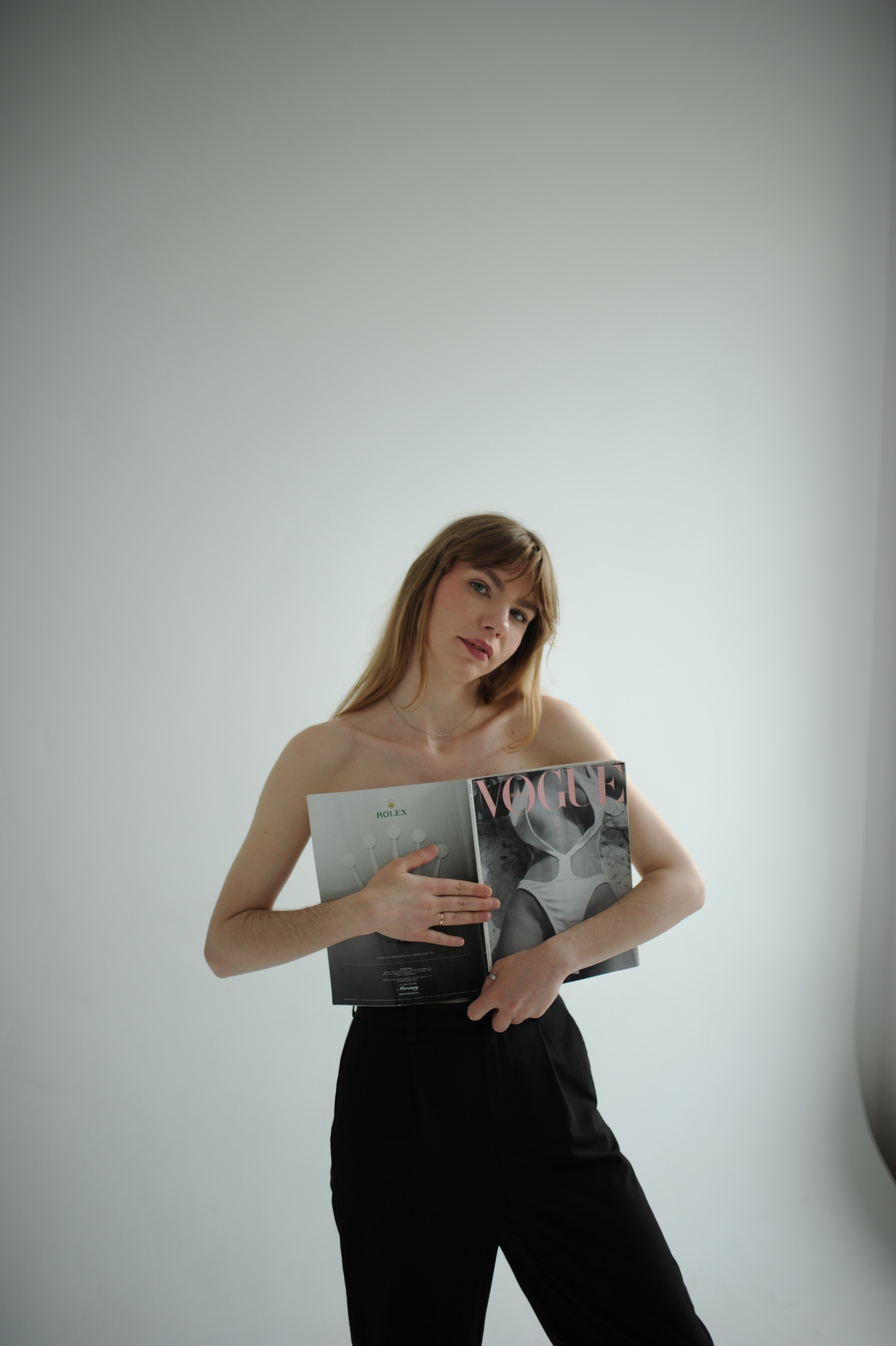 Индивидуальная съемка в студии Гомеля: женский портрет с длинными волосами и минималистичным макияжем