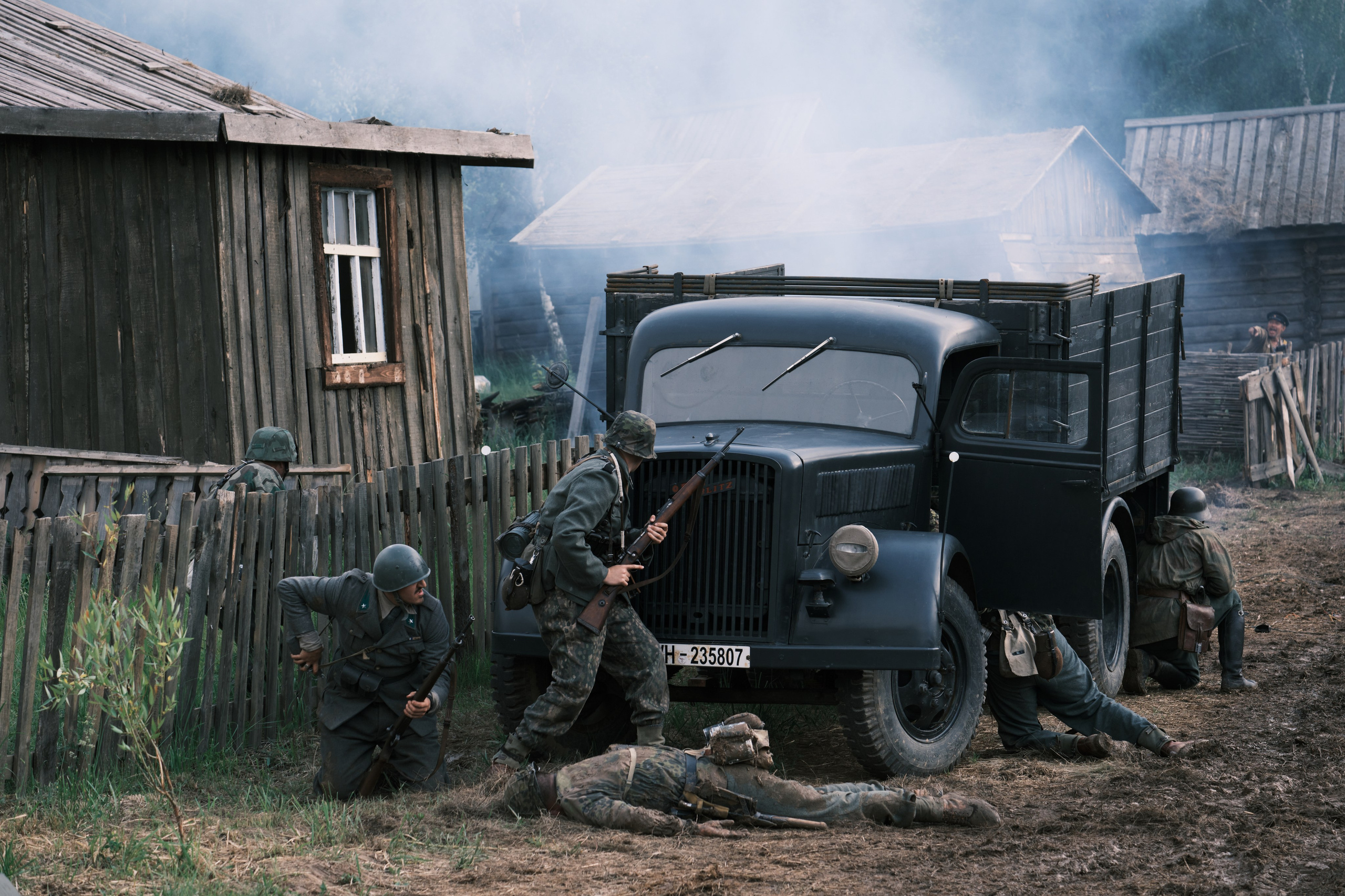 Немецкие солдаты отбиваются от атаки