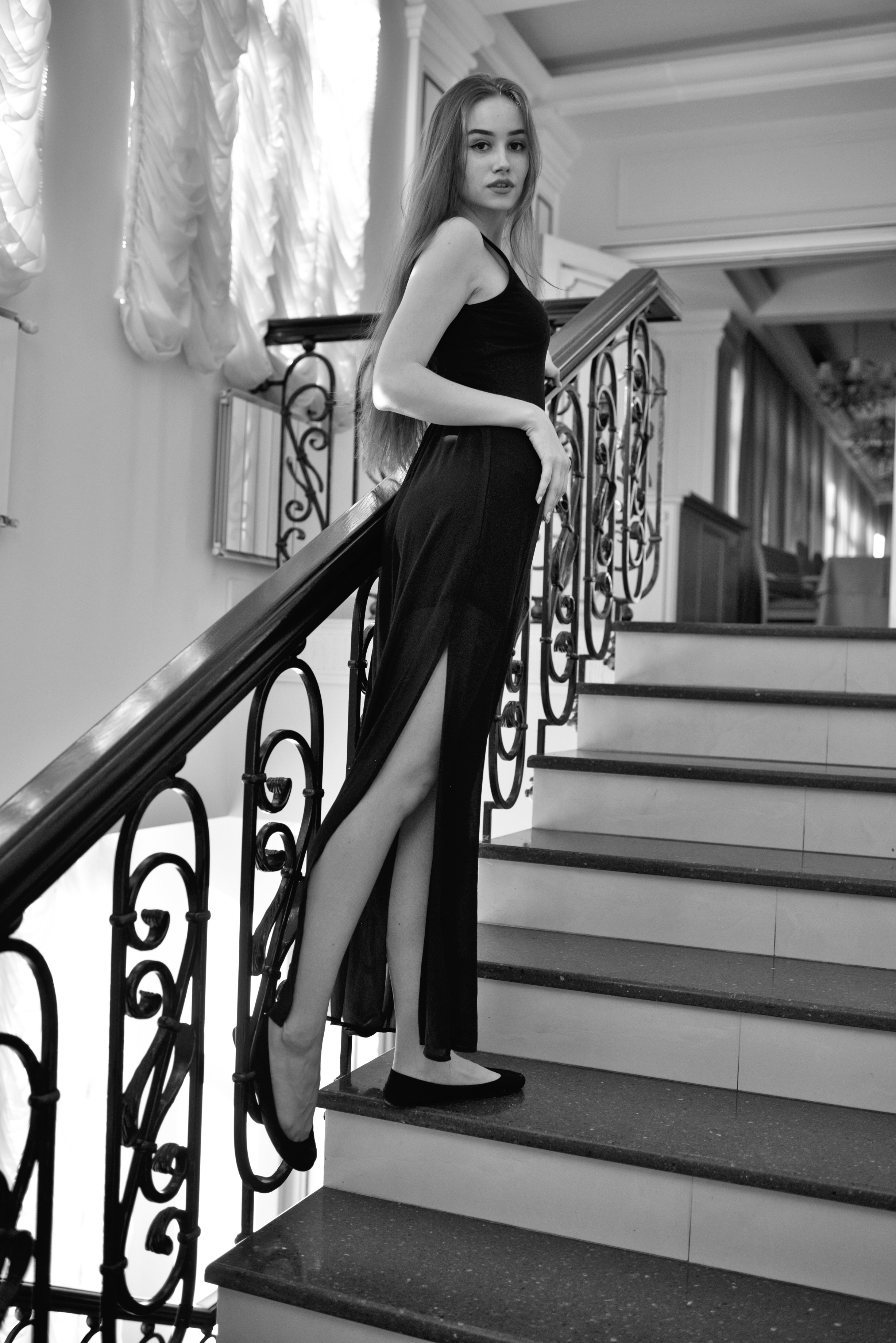 Фотосессия красивой девушки на лестнице в ресторане Онегин. Юля Лескова