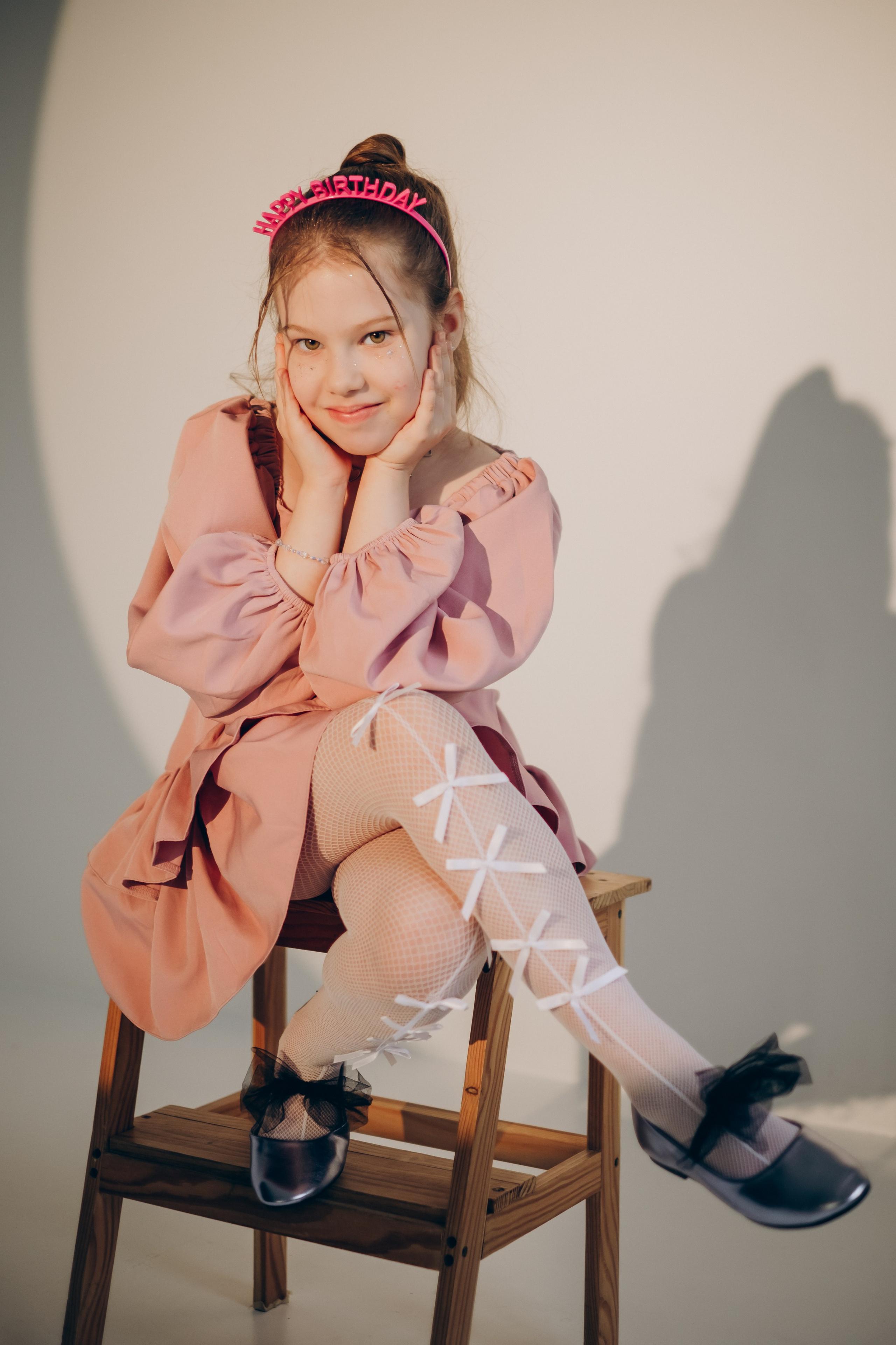 Фотосессия «День рождения» в минималистичной студии. Фотограф Новосибирск Анна Рождественская