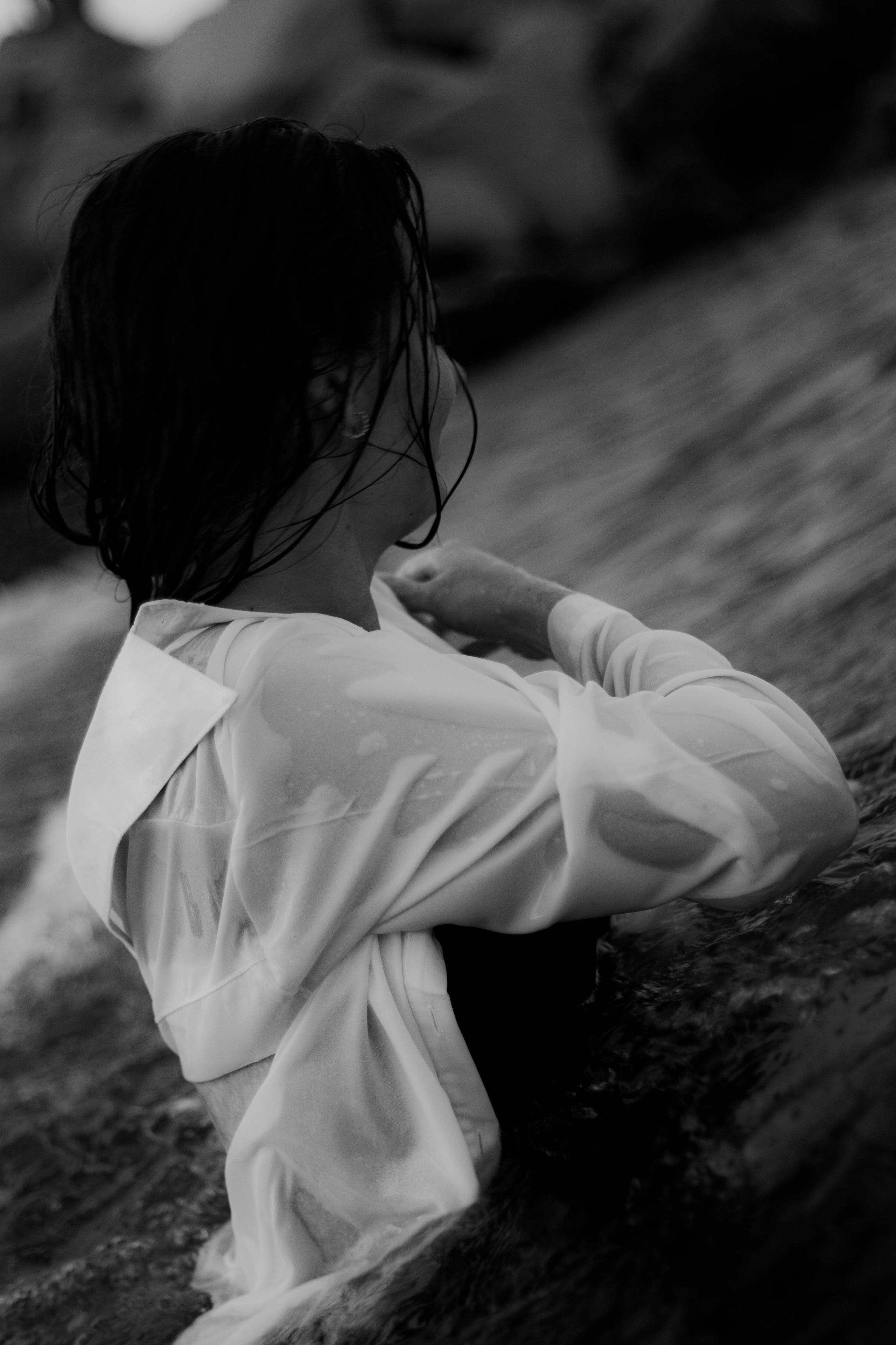 «Невесомость волн: девушка и море». Уличный фотограф Города N