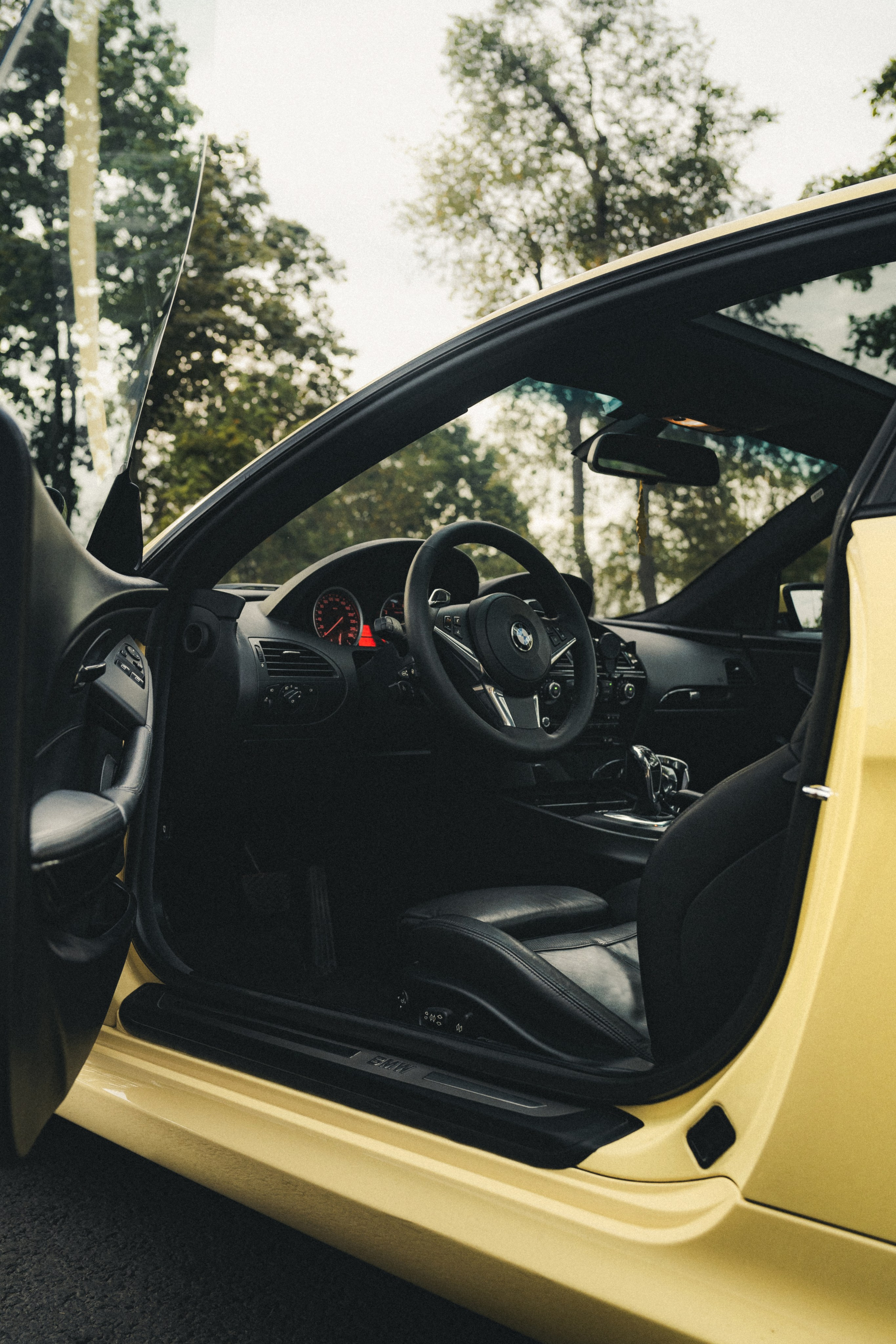 BMW 650i (Dakar Yellow). Фотограф Илья К. в Москве