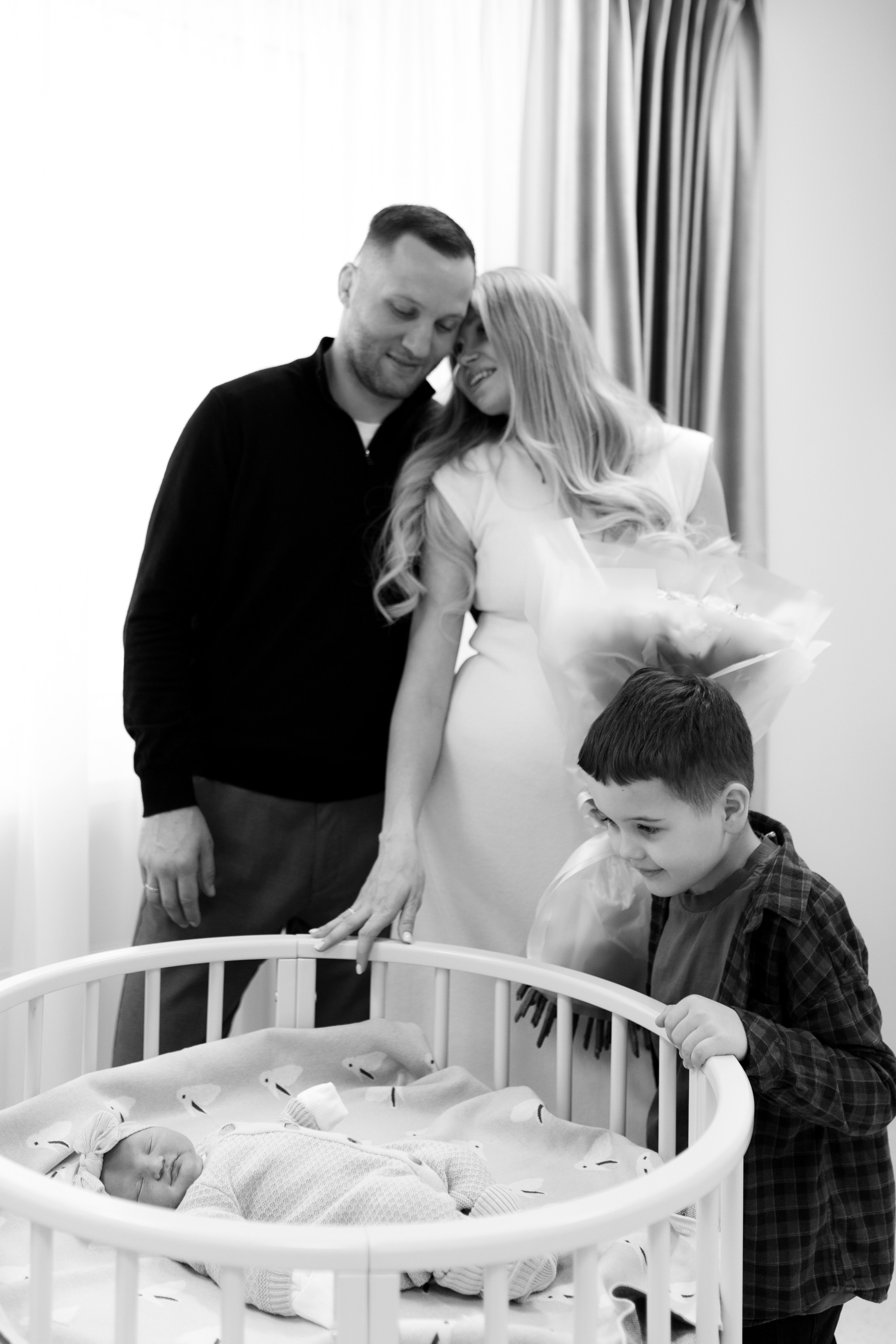 Фотограф на выписку из роддома в Краснодаре, выписка из Екатерининского роддома, фотограф Яна Морева. Семейный фотограф в Краснодаре Яна Морева