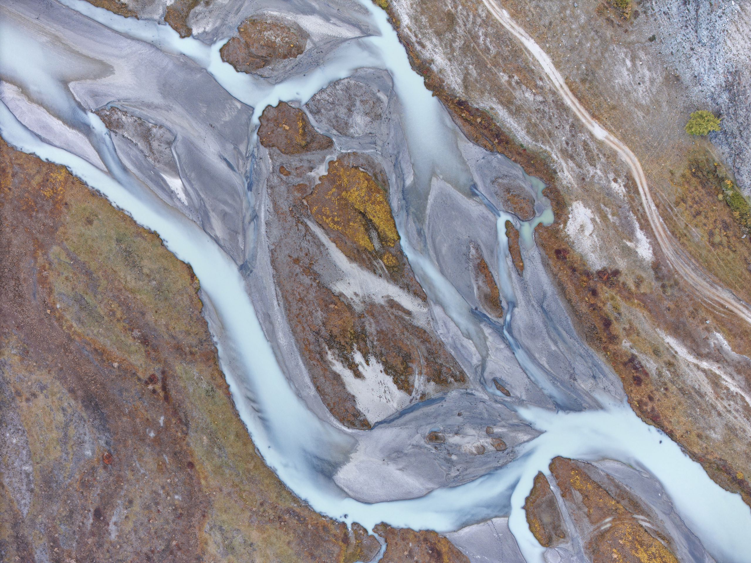 Бирюзовая река и ее рукава с дрона