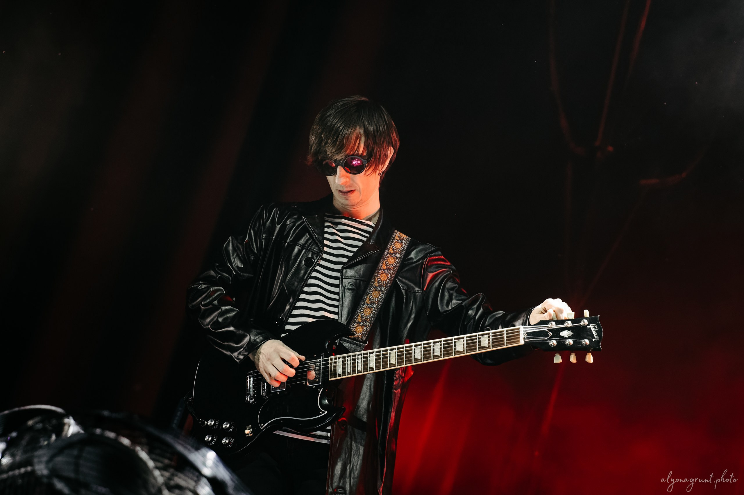 Багровый Фантомас, фоторепортаж, СПб, BASE, 14.12.2025. Алена Адрианова: фотограф в Санкт-Петербурге