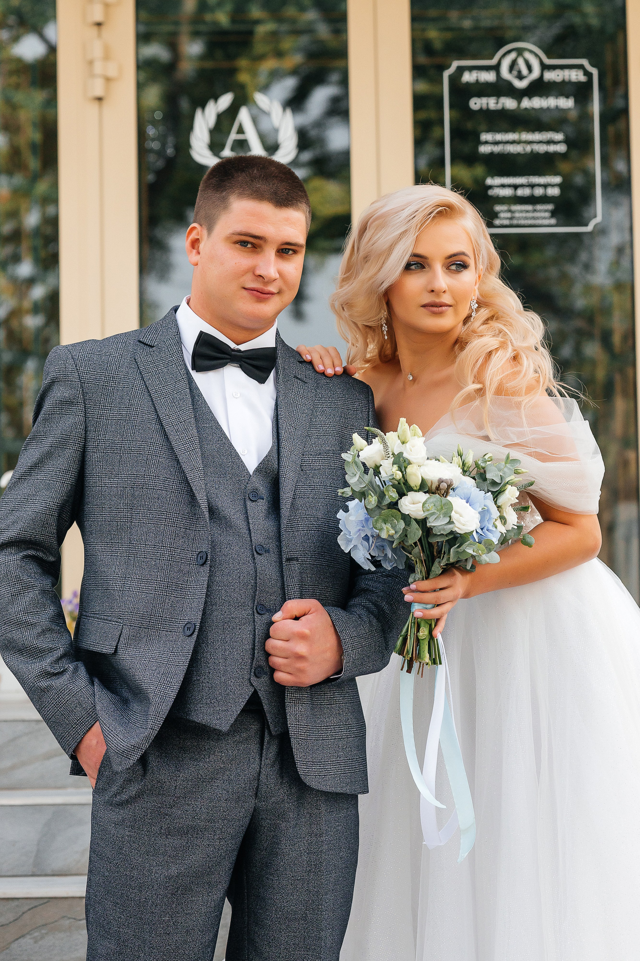 Стильная фотосессия пары в интерьерах ресторана. Олег Сверчков | Свадебный фотограф Вологда