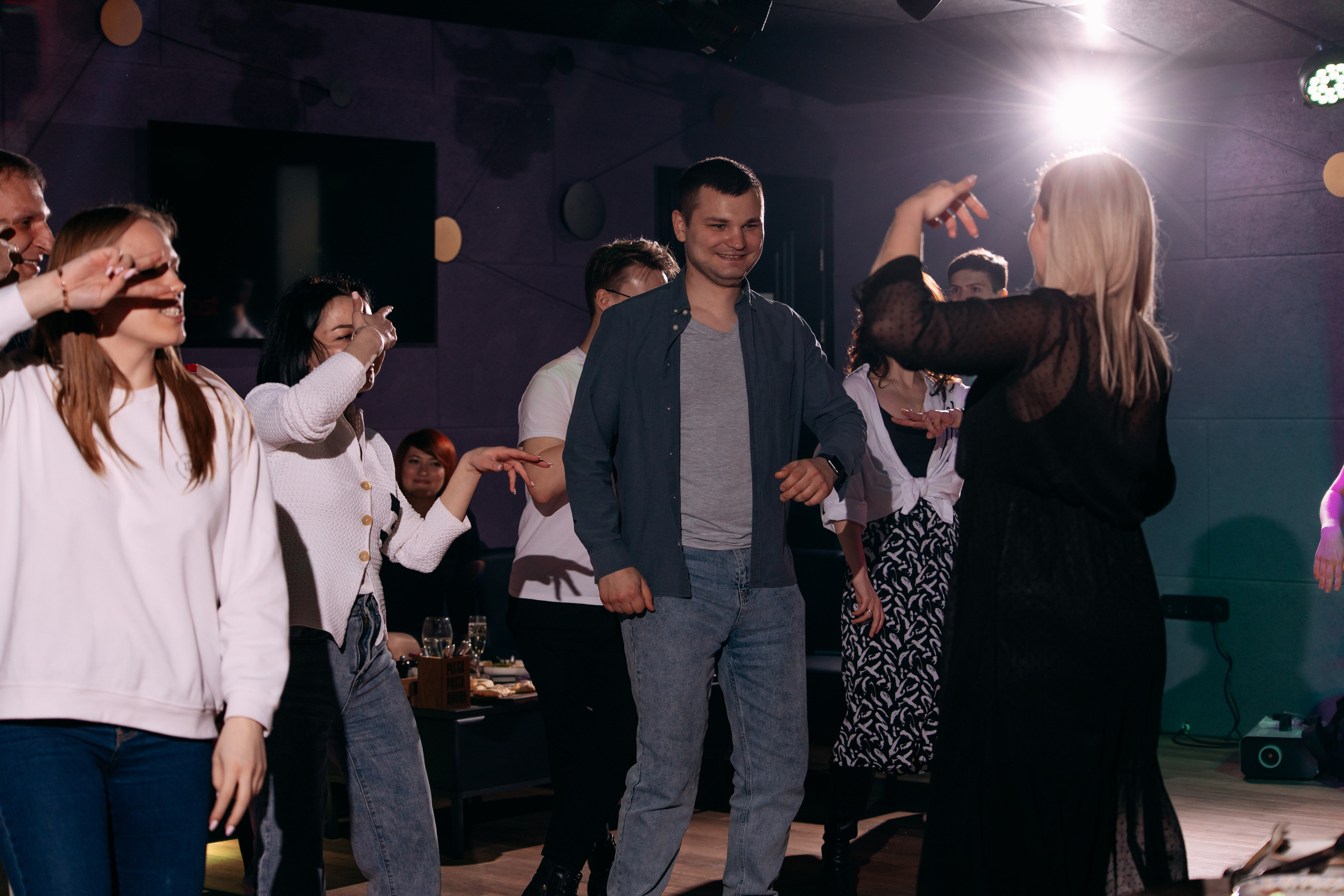 День рождения в караоке. Фото и видео съемка. Андрей Ионов